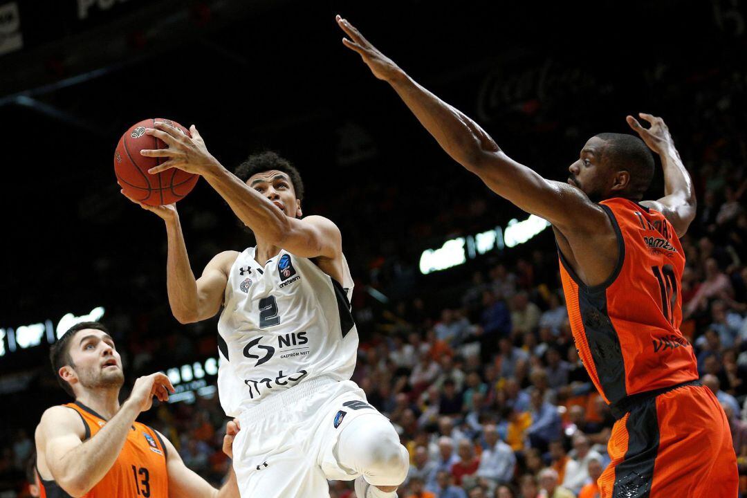 GRAF8987. VALENCIA, 17102018.- El ala pivot estadounidense del Valencia Basket Will Thomas (d) defiende al base estadounidense del Partizan de Belgrado Marcus Paige en el partido de la Eurocopa de baloncesto que se disputa esta noche en el Pabellón de la 