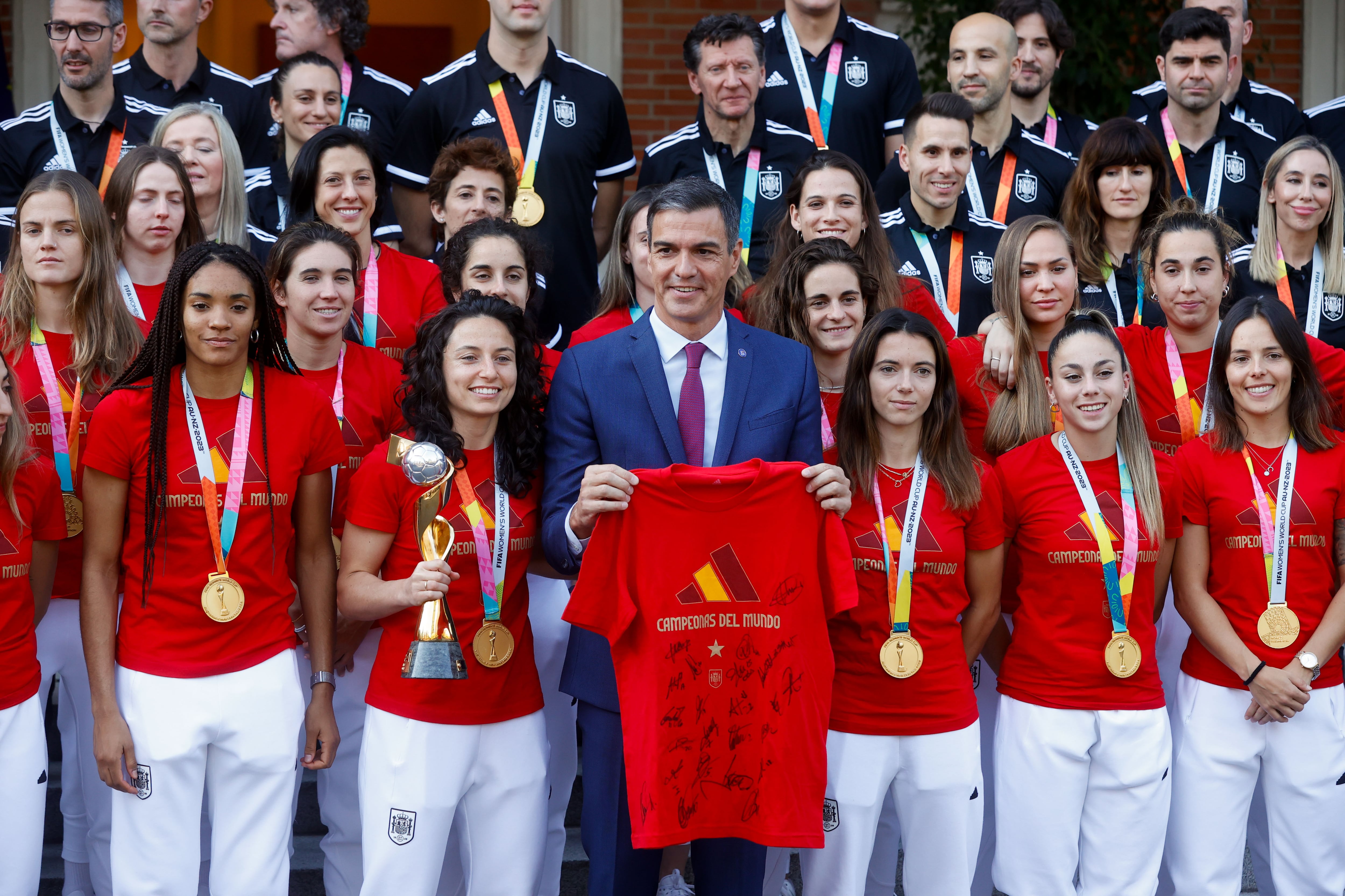 El presidente del Gobierno en funciones, Pedro Sánchez, recibe a la selección femenina de fútbol, campeona del mundial, este martes en Moncloa. EFE/Juan Carlos Hidalgo