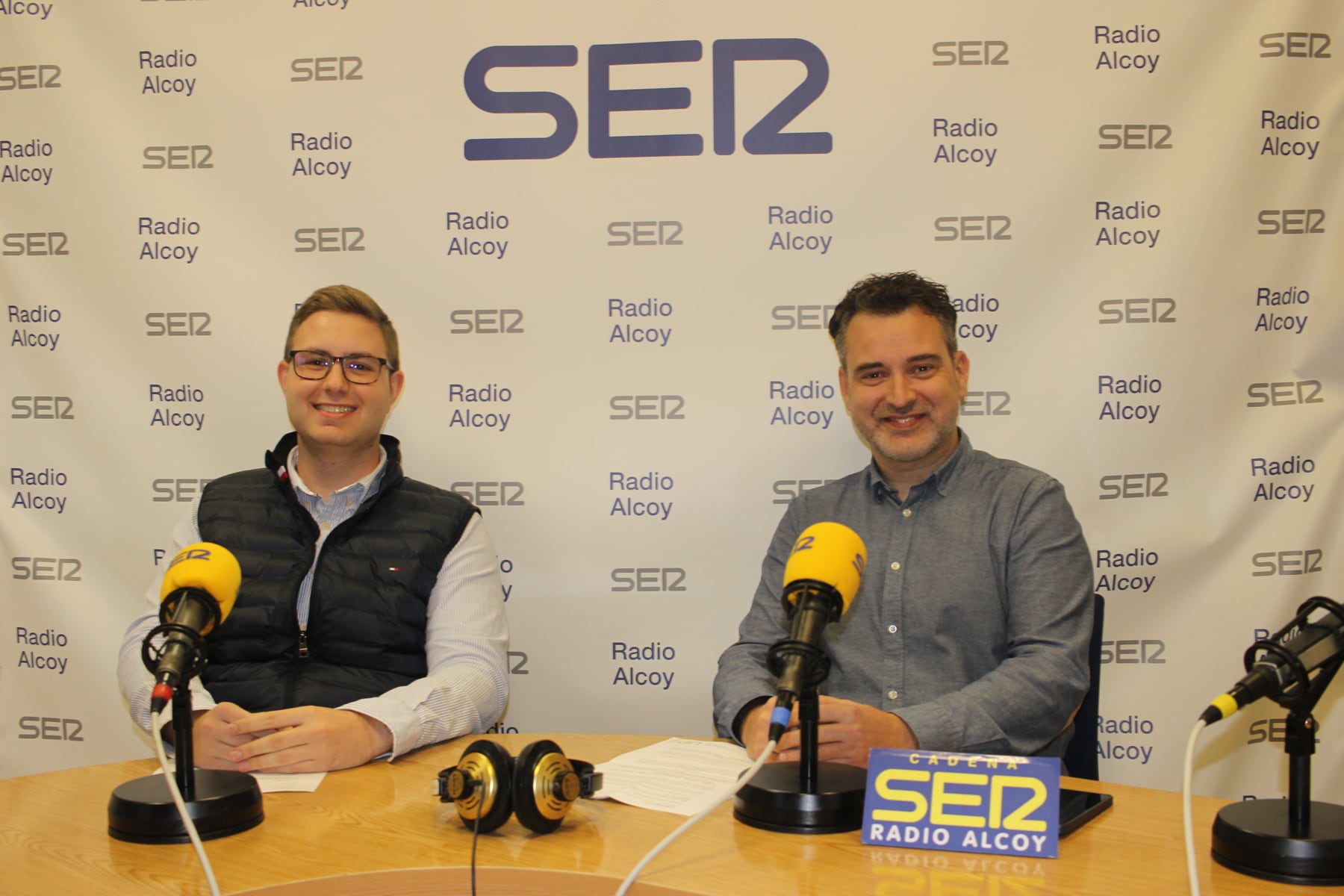 Guzmán Egea y Carlos Santamaría, en el estudio central de Radio Alcoy