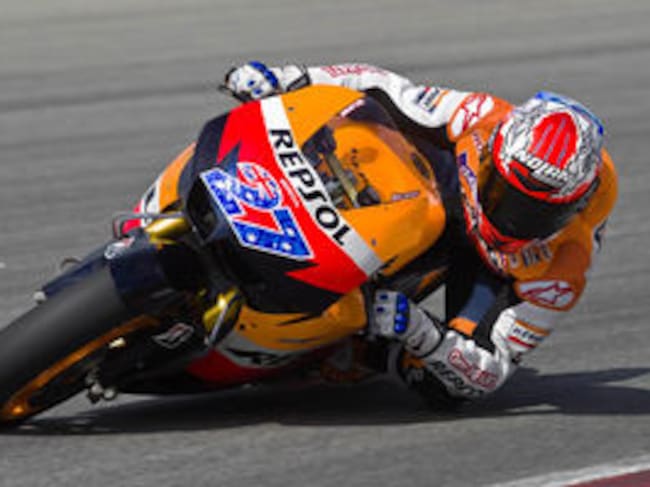 El piloto australiano de MotoGP Casey Stoner del equipo Repsol Honda toma una curva durante una sesión de entrenamiento en el circuito internacional de Sepang