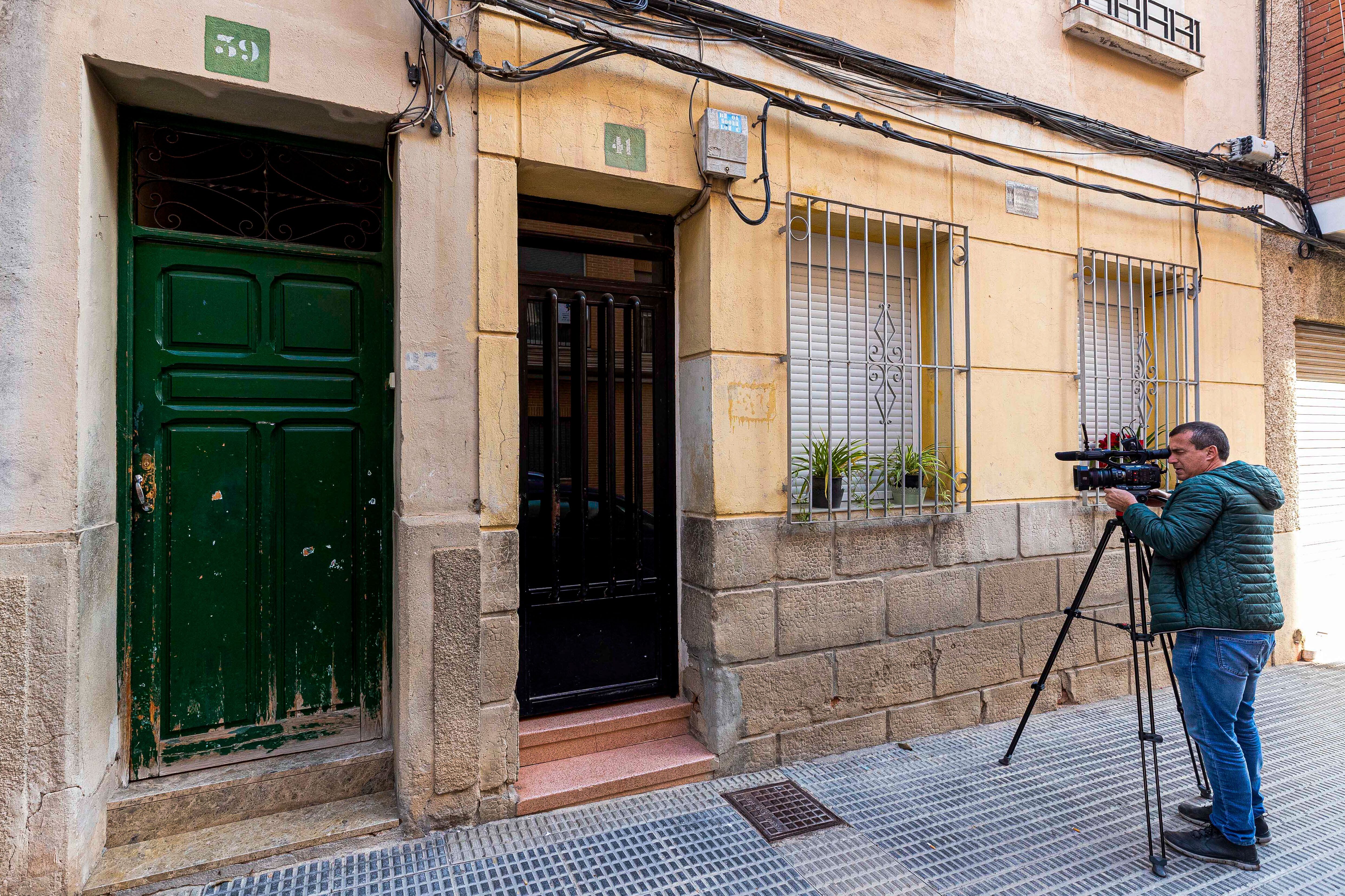 CIEZA, (MURCIA), 02/01/2023.- Vista del portal de la vivienda en donde un hombre de 66 años presuntamente intentó matar a su pareja con un arma blanca mientras estaba acostada en el dormitorio de su vivienda en la localidad murciana de Cieza. EFE/Marcial Guillén
