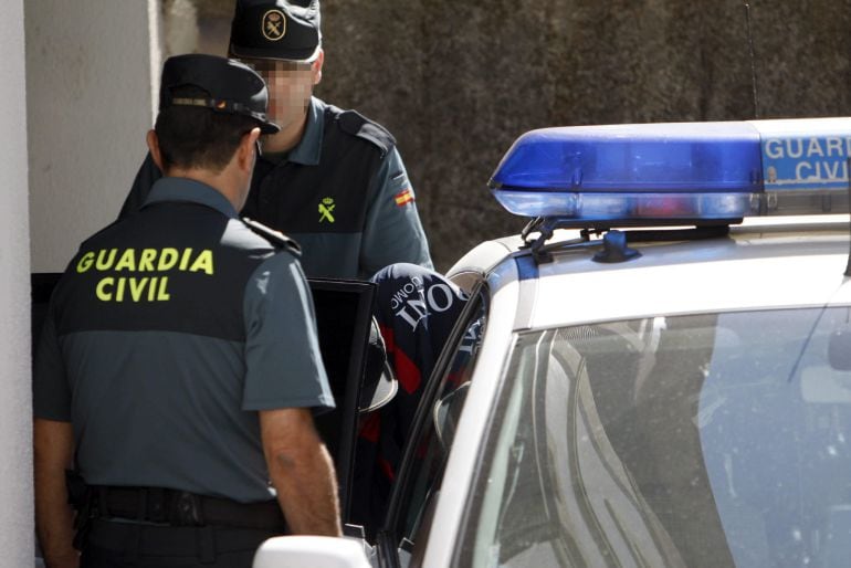 El detenido a su llegada al juzgado de Ponteareas.