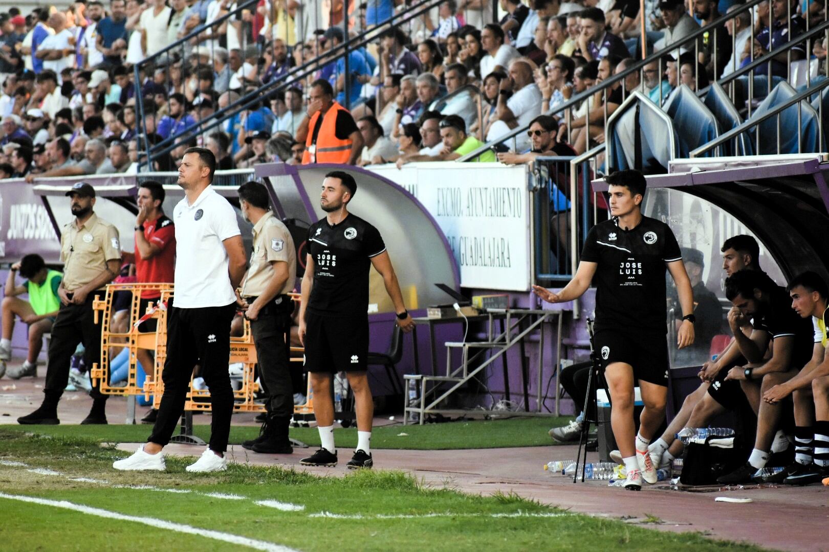Oriol Riera dirige a su equipo durante el partido ante el Guadalajara/UnionistasCF