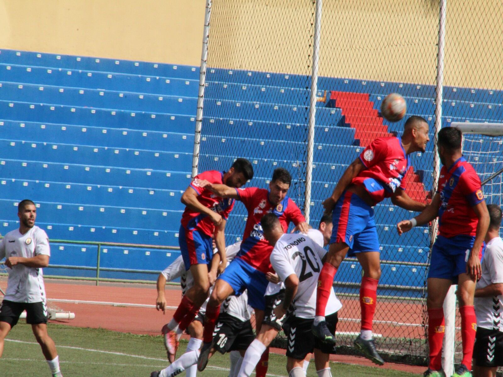 Disputa del balón entre lanzaroteños y grancanarios.