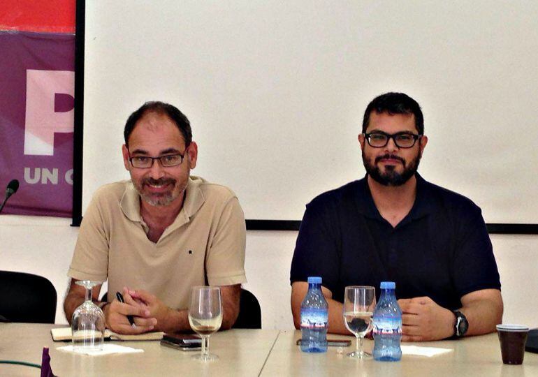 El diputado electo de Podemos, Alberto Montero (izda) durante la rueda de prensa