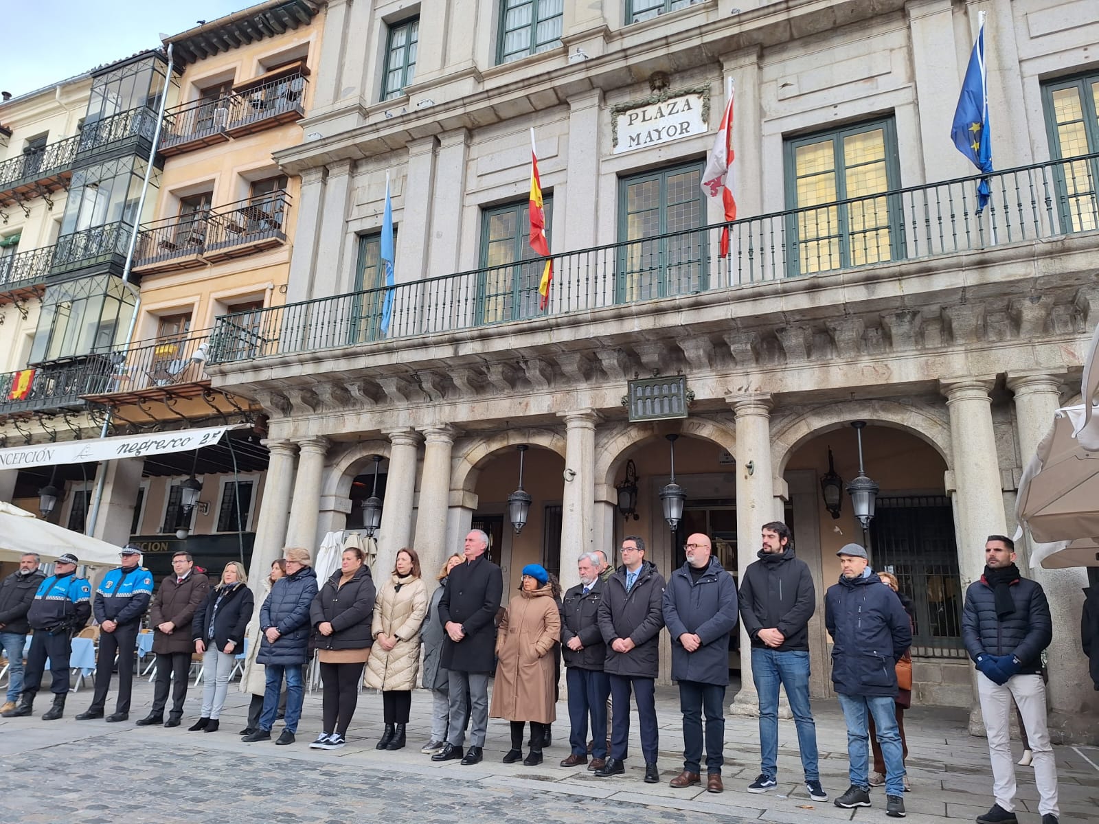 Minuto de silencio a las puertas del Ayuntamiento de Segovia