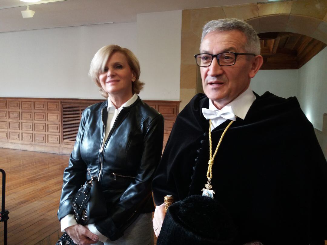 El rector de la Universidad de Oviedo junto a la directora de Salud Pública de la OMS , María Neira que pronunció la conferencia del acto de celebración de la festividad de Santa Catalina de Alejandría