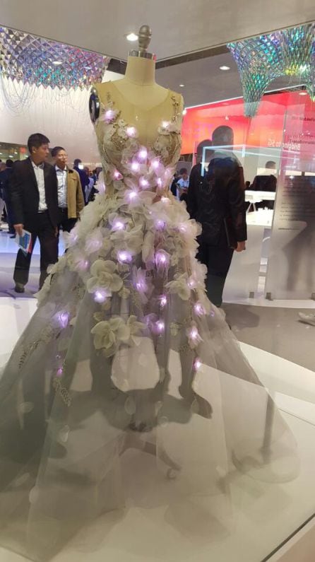 El vestido de la firma Marchesa iluminado según las emociones que transmiten los visitantes gracias a la inteligencia cognitiva de Watson