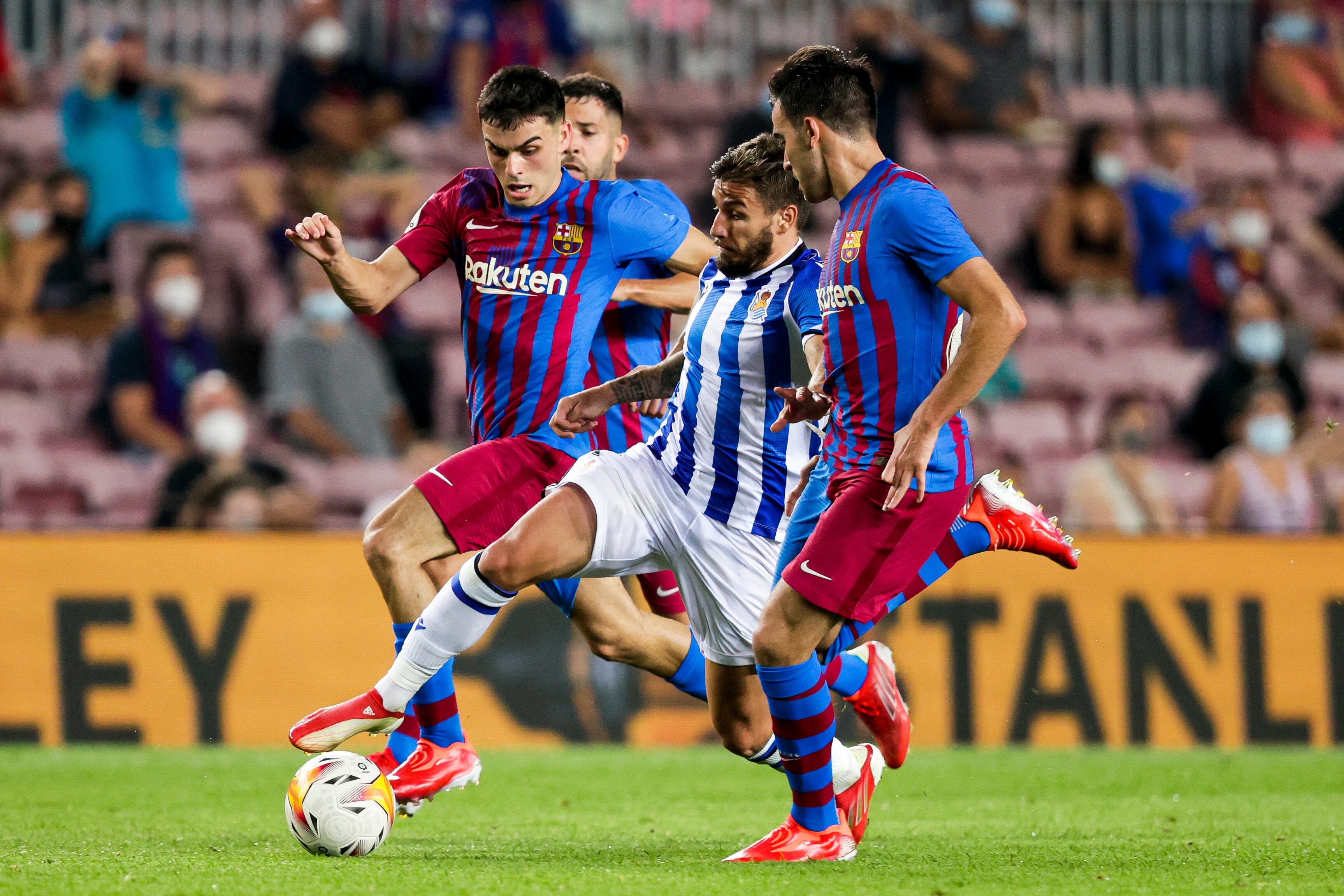 Real Sociedad y Barcelona durante el partido de ida de la Liga Santander (Photo by David S. Bustamante/Soccrates/Getty Images)