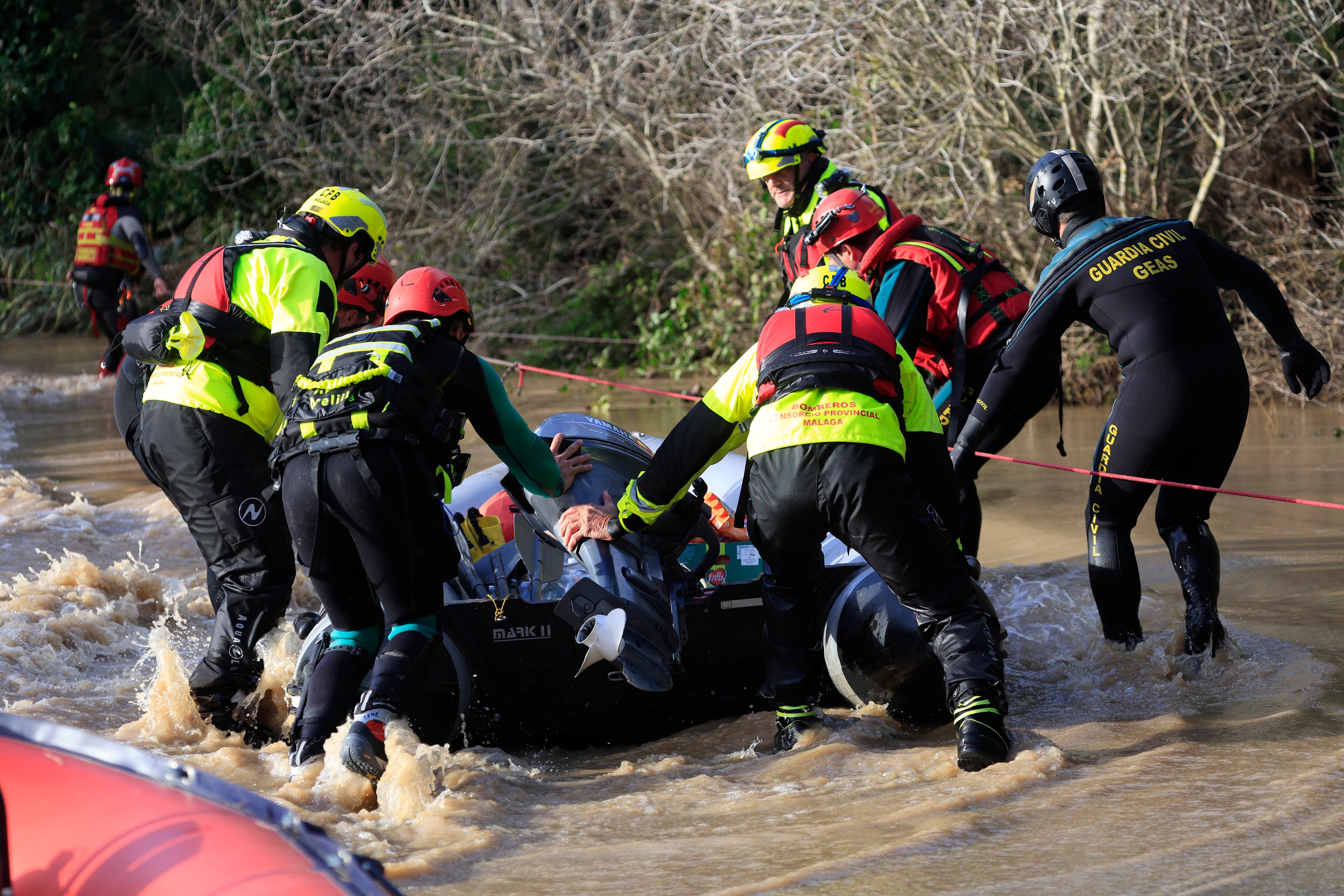 TESORILLO (CÁDIZ), 05/02/2026.- La Guardia Civil y los bomberos de Málaga han cruzado la carretera A-2102 en zodiac ya que se encuentra inundada y han llevado combustible y algunos alimentos al Tesorillo (Cádiz) que se encuentra totalmente incomunicado por el fuerte temporal que azota el Campo de Gibraltar. EFE/A.Carrasco Ragel.