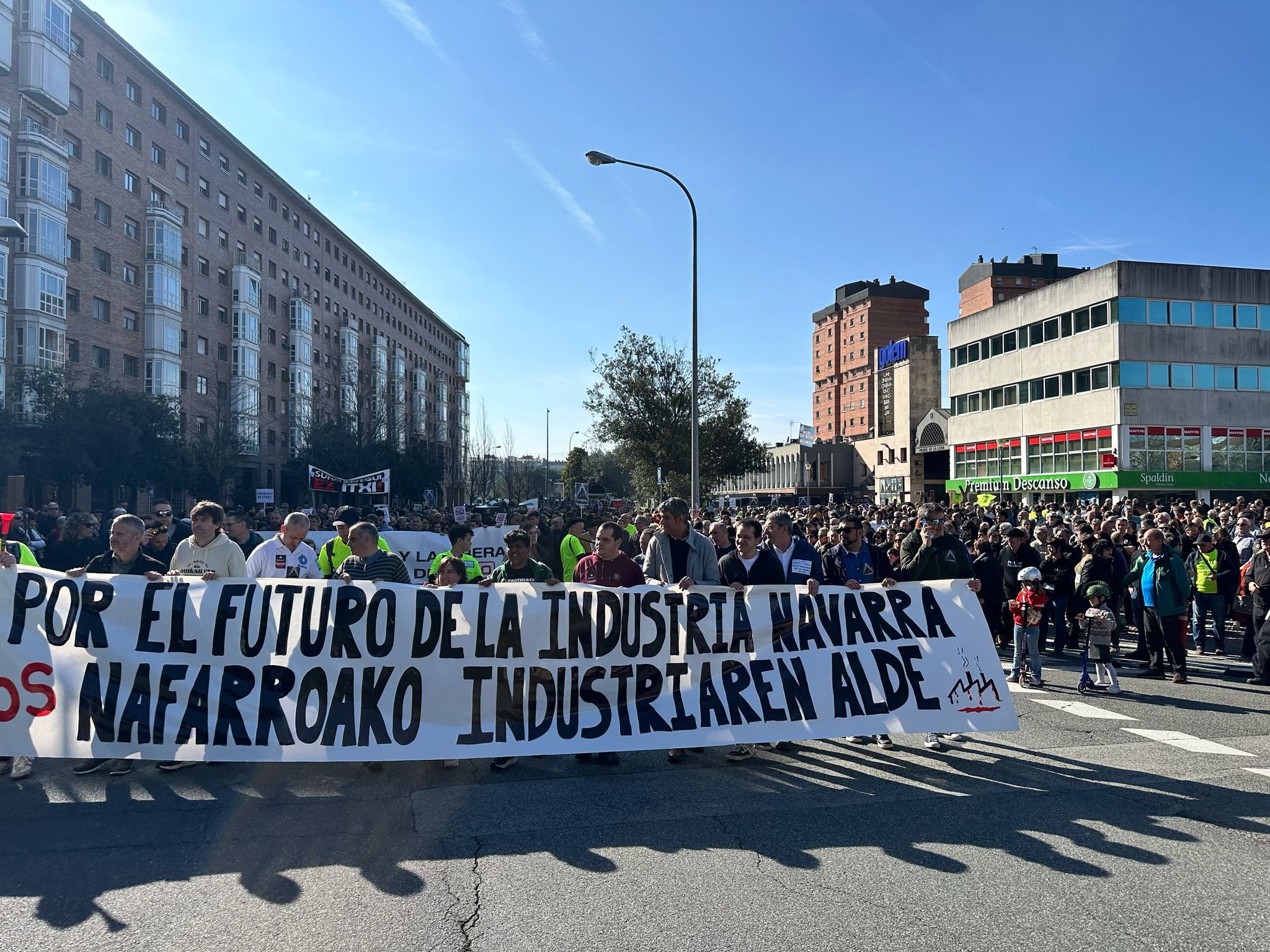 Multitudinaria manifestación en Pamplona en defensa del futuro de la industria navarra