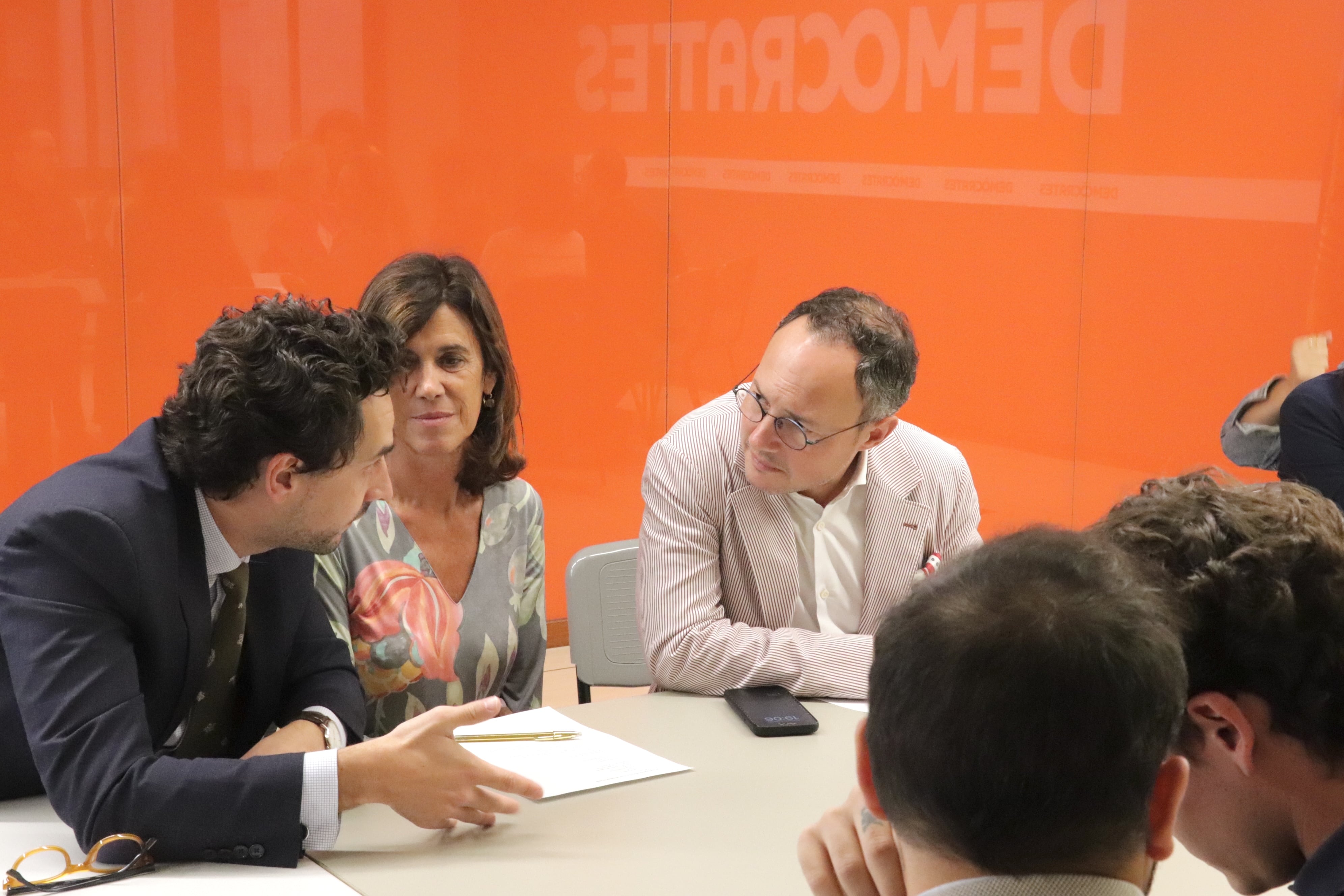 El cap de Govern i president de Demòcrates, Xavier Espot, conversa amb el ministre portaveu, Guillem Casal, i altres membres de l'executiva taronja durant la reunió d'ahir a la nit.