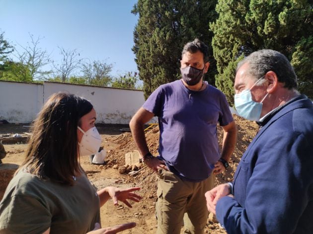 Carmen Jiménez y Carlos Tovar investigadores de la Sociedad Aranzadi explicando al responsable de Cecosam, Antonio Álvarez la naturaleza de los restos hallados en el cuadroo &quot;Virgen de los Dolores&quot; del cementerio de La Salud en Córdoba