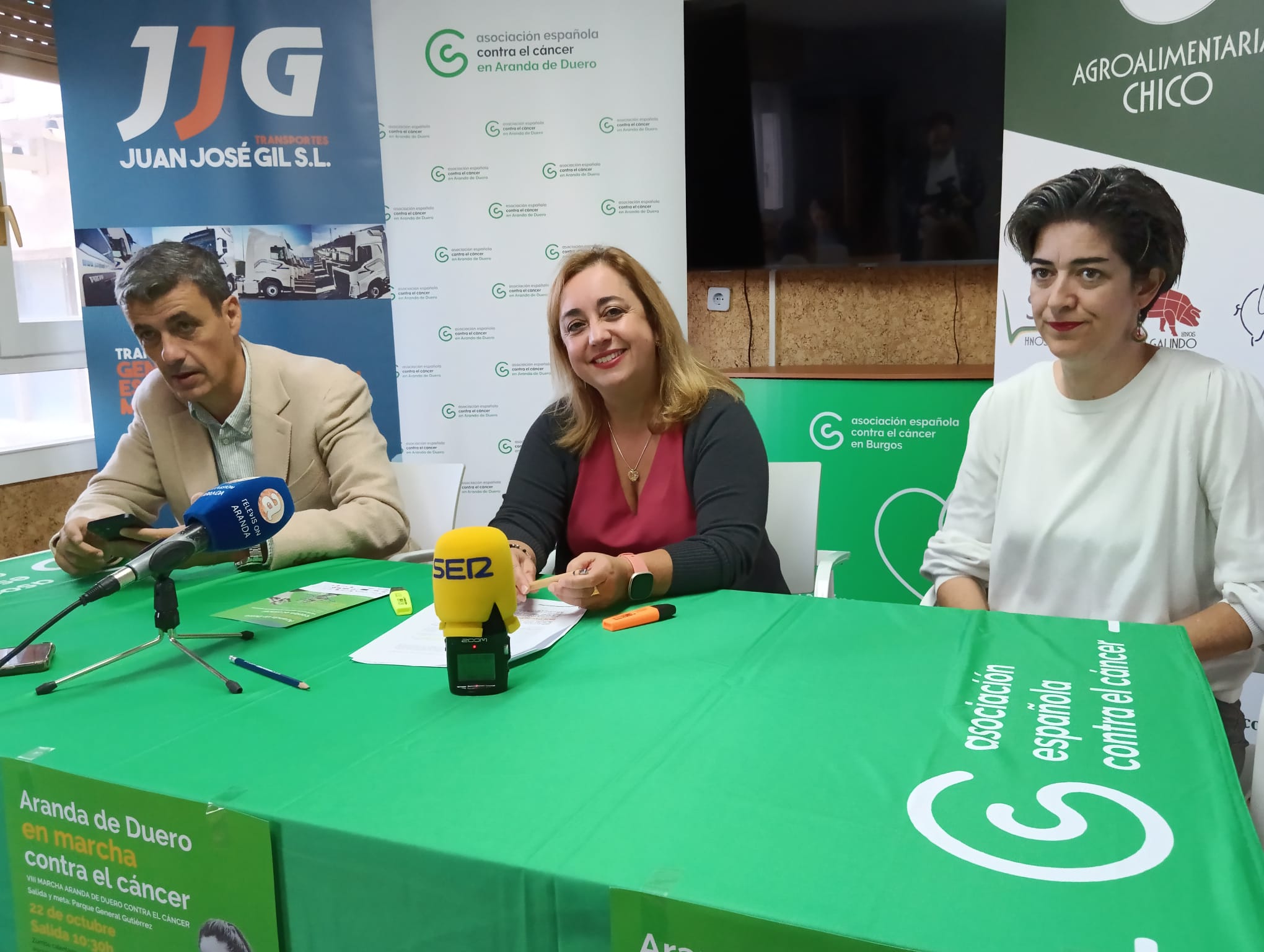 Eva Asensio (en el centro) con Ana de la Calle y Jaime Chico, representantes de dos de los patrocinadores de la marcha, Gerardo de la Calle y La Granja de Chico