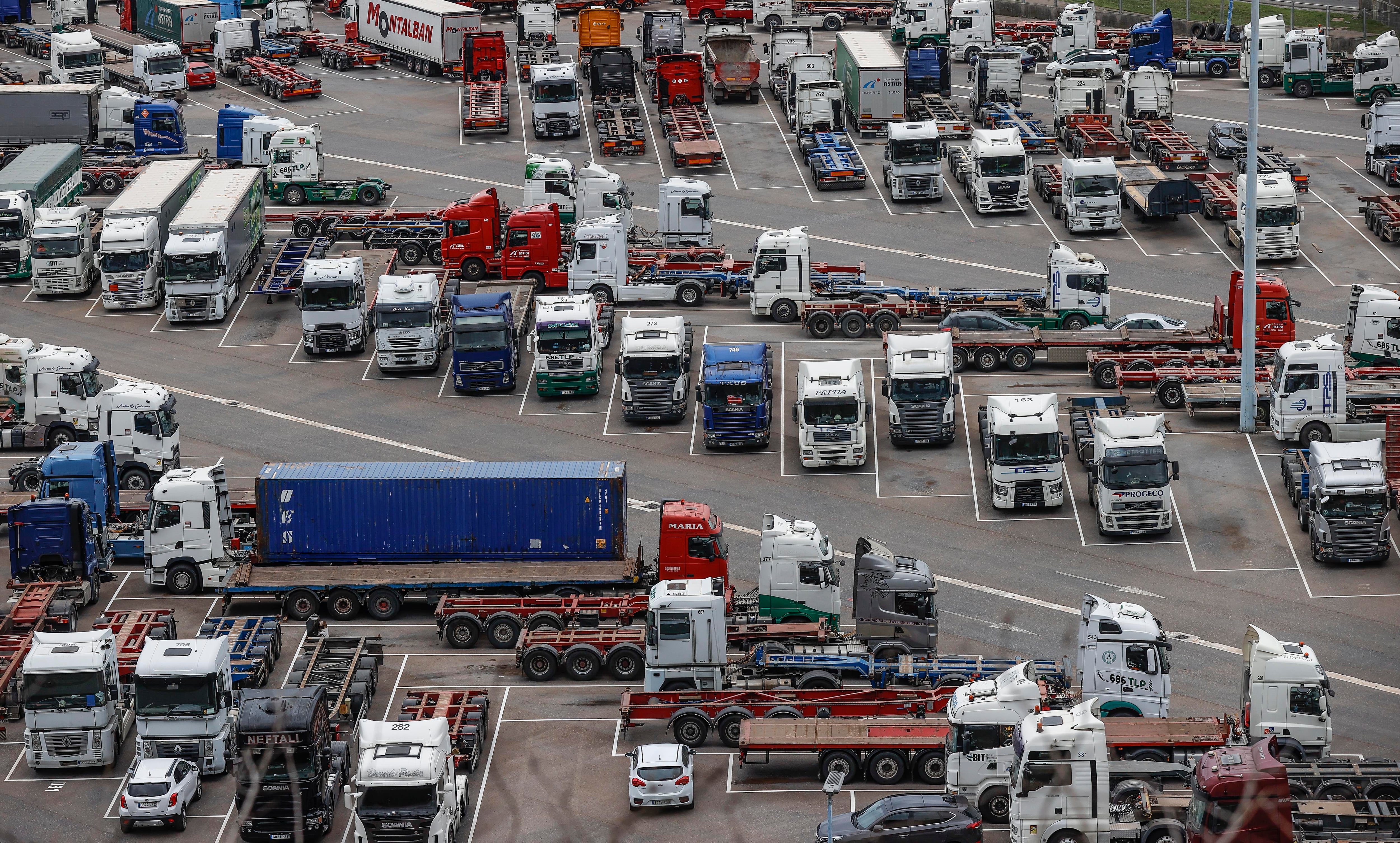 La Ertzaintza vigilam los accesos al Puerto de Bilbao, donde la actividad y el tráfico de camiones de mercancías son escasos en la cuarta jornada de huelga del transporte EFE/Miguel Toña