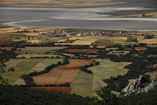 La laguna y el pueblo de Gallocanta desde la Sierra de Valdelacasa.