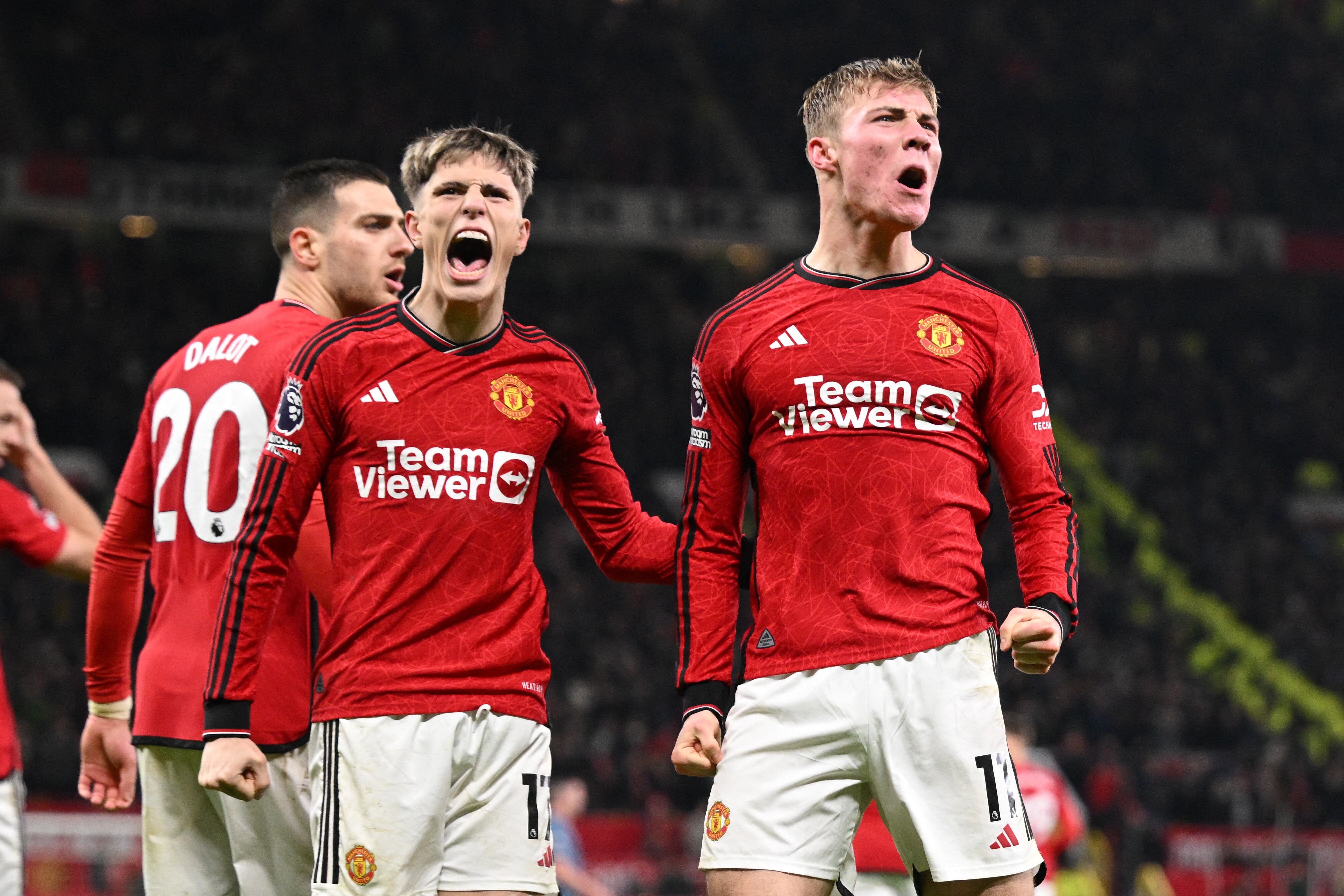 Garnacho y Hojlund celebran un gol del Manchester United ante el Aston Villa. (Photo by Oli SCARFF / AFP)