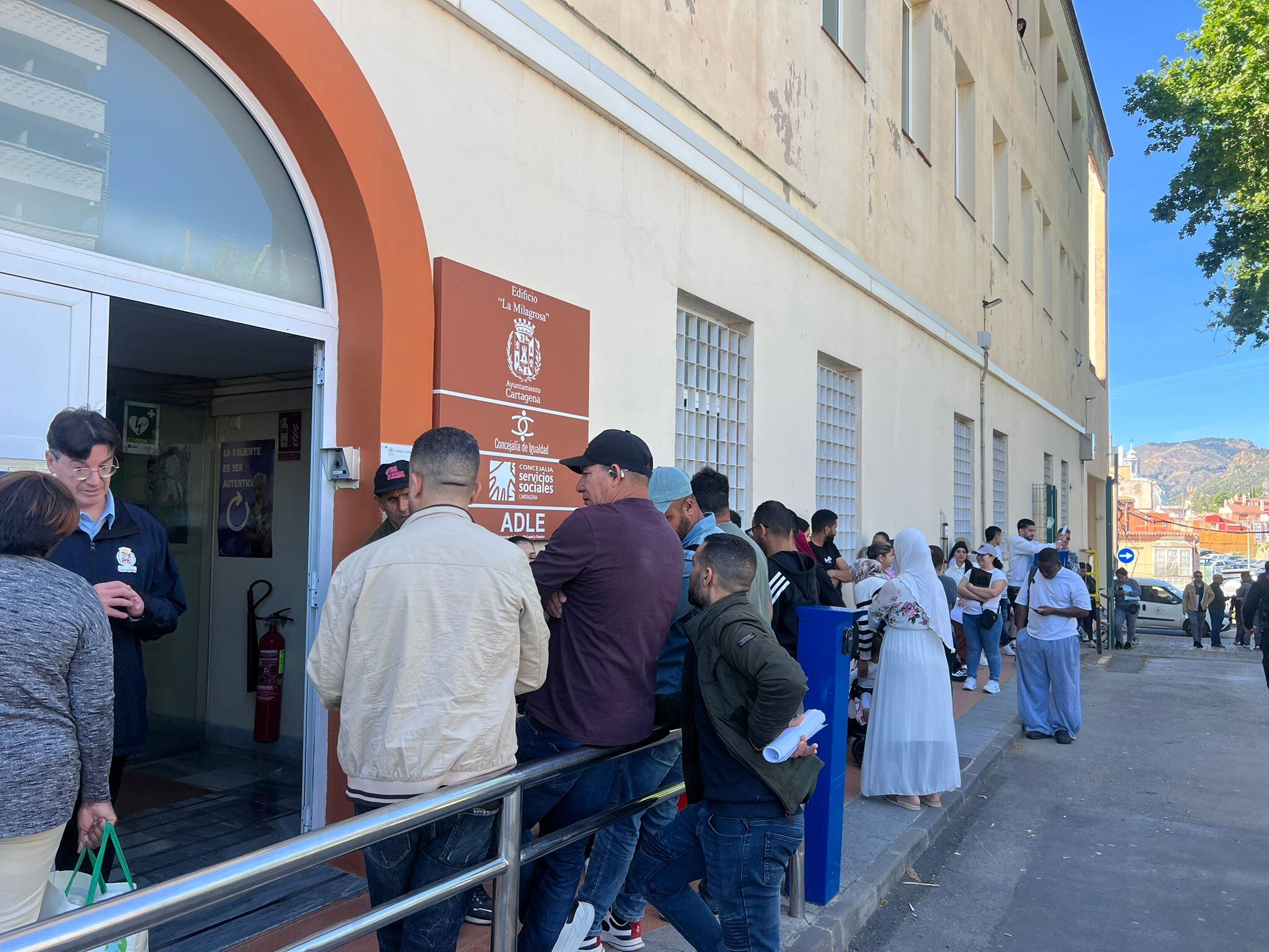 La regularización arranca en Cartagena con colas y esperanza