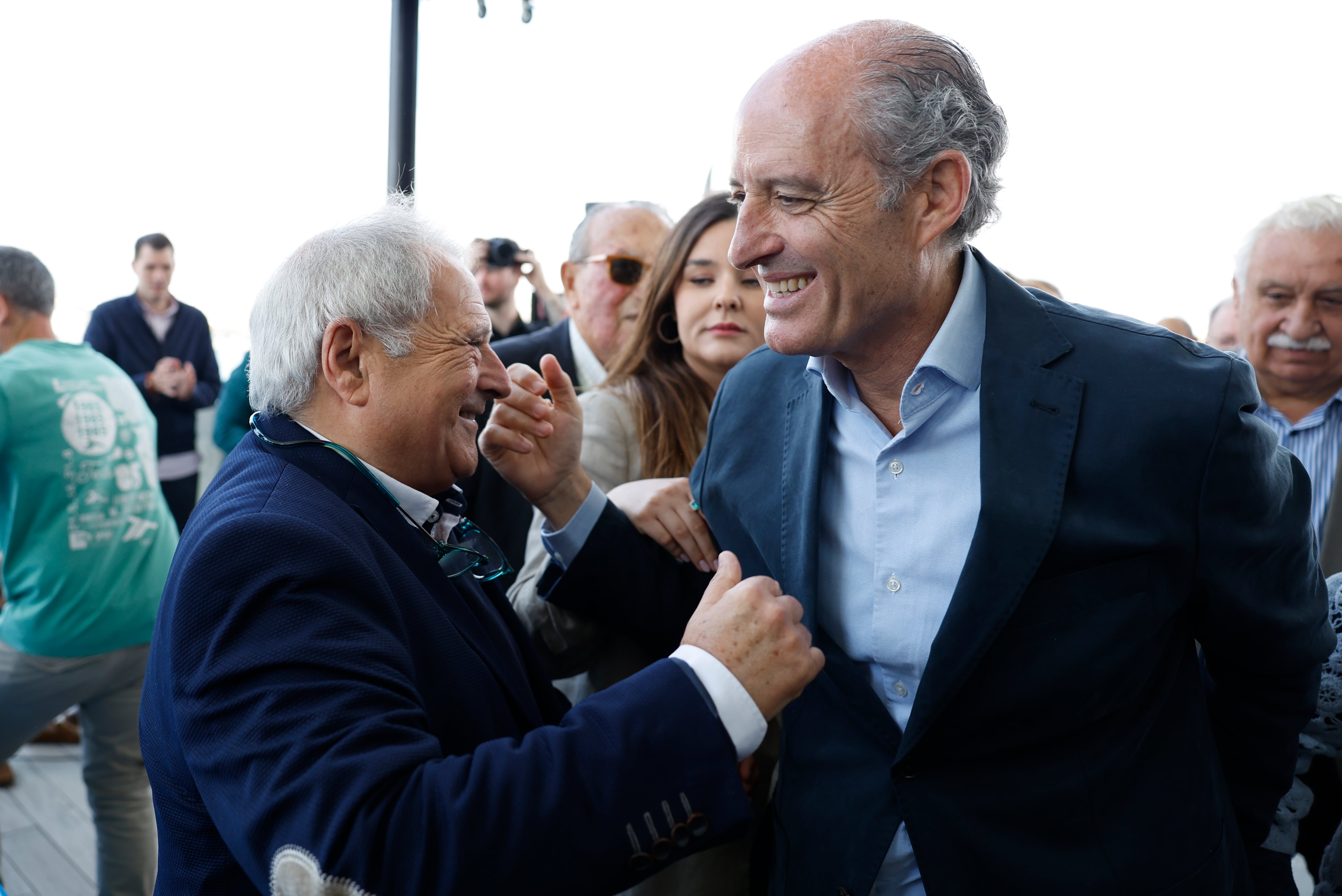 VALENCIA, 10/05/2025.- El expresident de la Generalitat y expresidente del PP de la Comunitat Valenciana Francisco Camps (d) saluda al expresidente de la Diputación de Valencia Alfonso Rus (i) a su llegada a un acto celebrado este sábado en Valencia para reencontrarse "con quienes hicieron grande al Partido Popular" al cumplirse tres décadas de la llegada del PP al Gobierno valenciano. EFE/Ana Escobar
