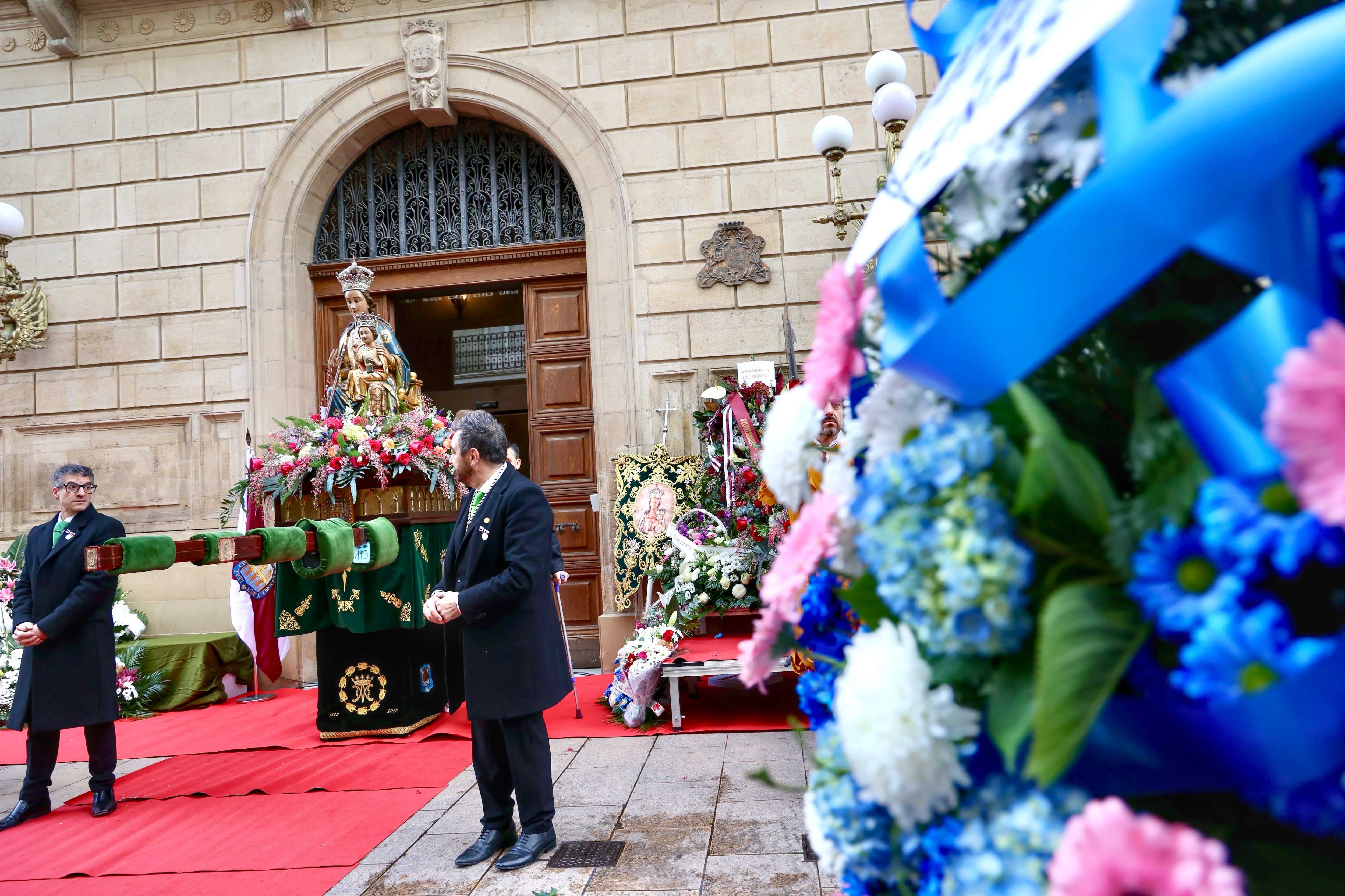 LOGRONO, 15/12/2024.- II Ofrenda floral a la Virgen de la Esperanza, patrona y alcaldesa mayor perpetua de Logroño, en las vísperas de su festividad, el próximo 18 de diciembre. EFE/Raquel Manzanares
