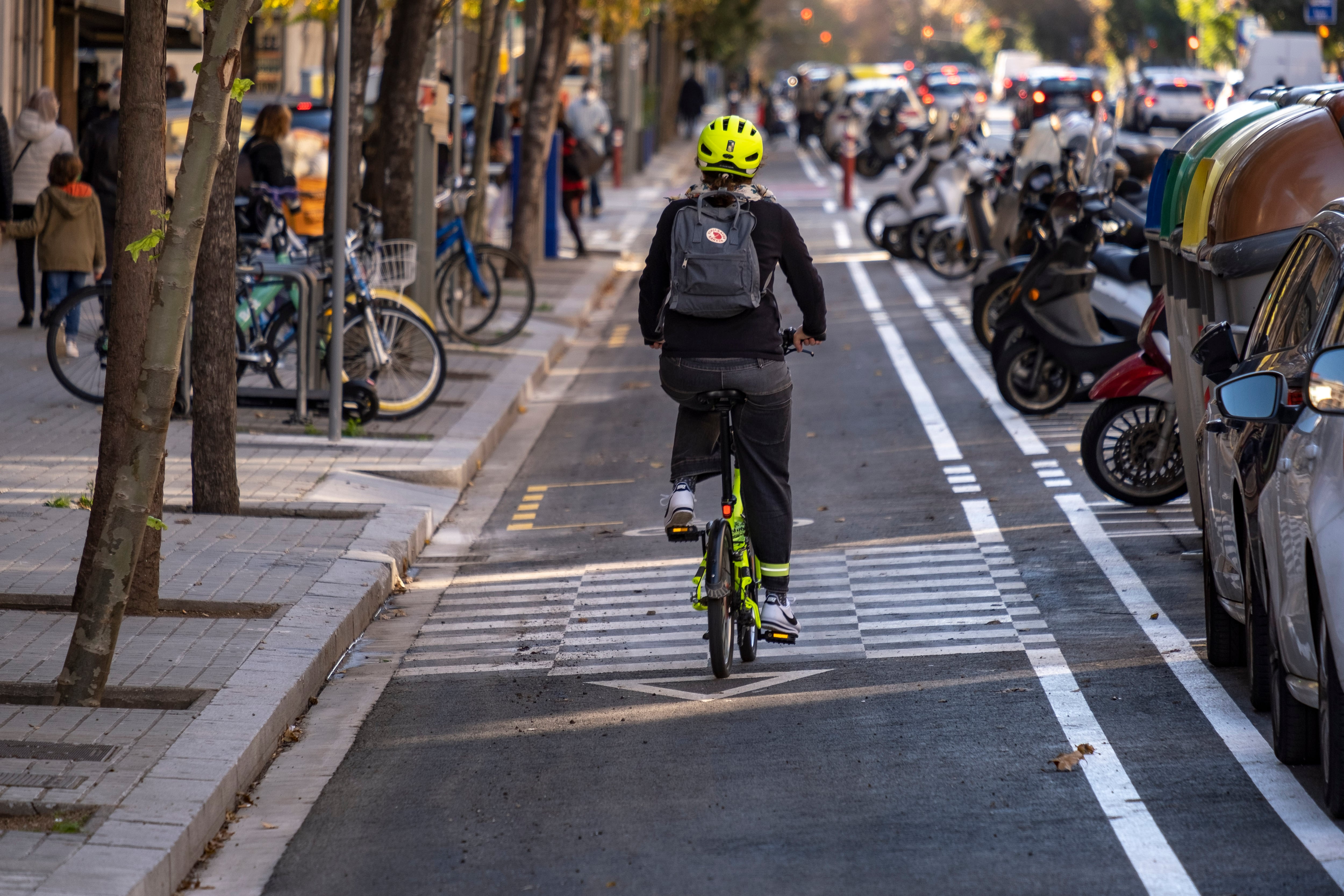 Un ciclista, en Barcelona. (Photo by Paco Freire/SOPA Images/LightRocket via Getty Images)