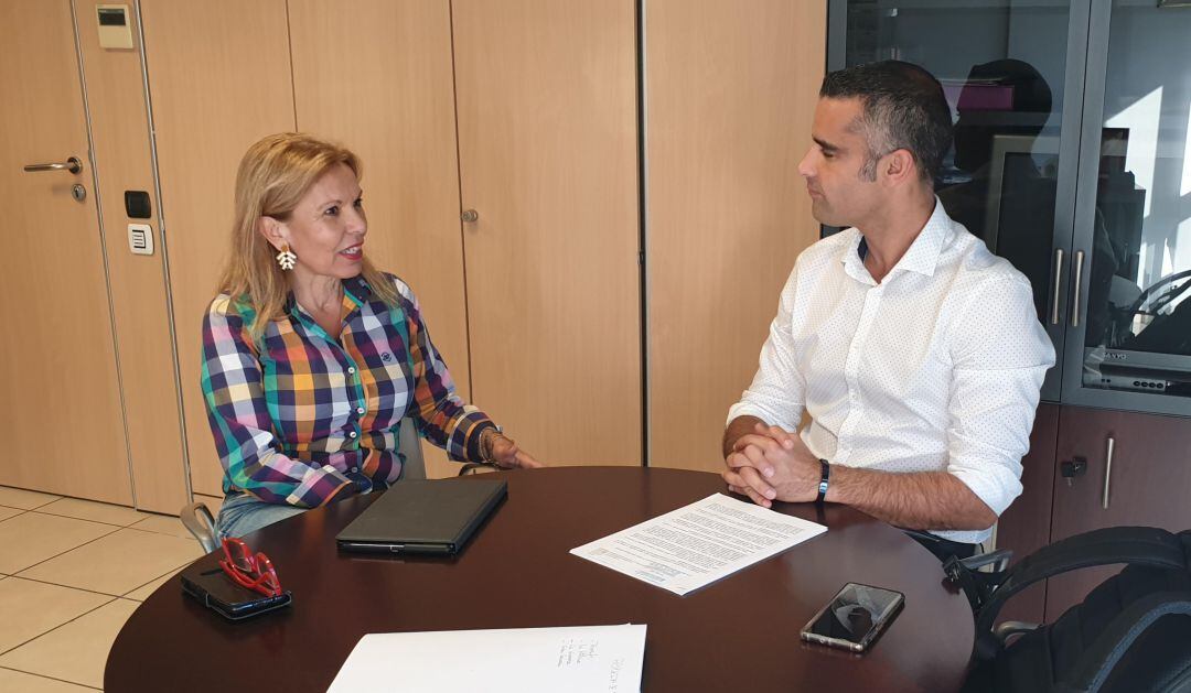 Reunión de la directoral general de Infraestructuras Educativas del Gobierno de Canarias, Laly González, con el alcalde de San Bartolomé, Alexis Tejera.