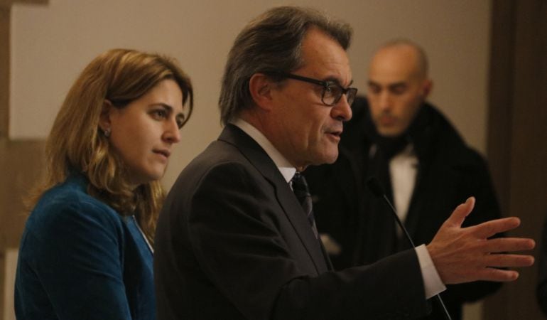L'expresident de la Generalitat Artur Mas durant l'atenció als mitjans abans de la cimera pel referèndum