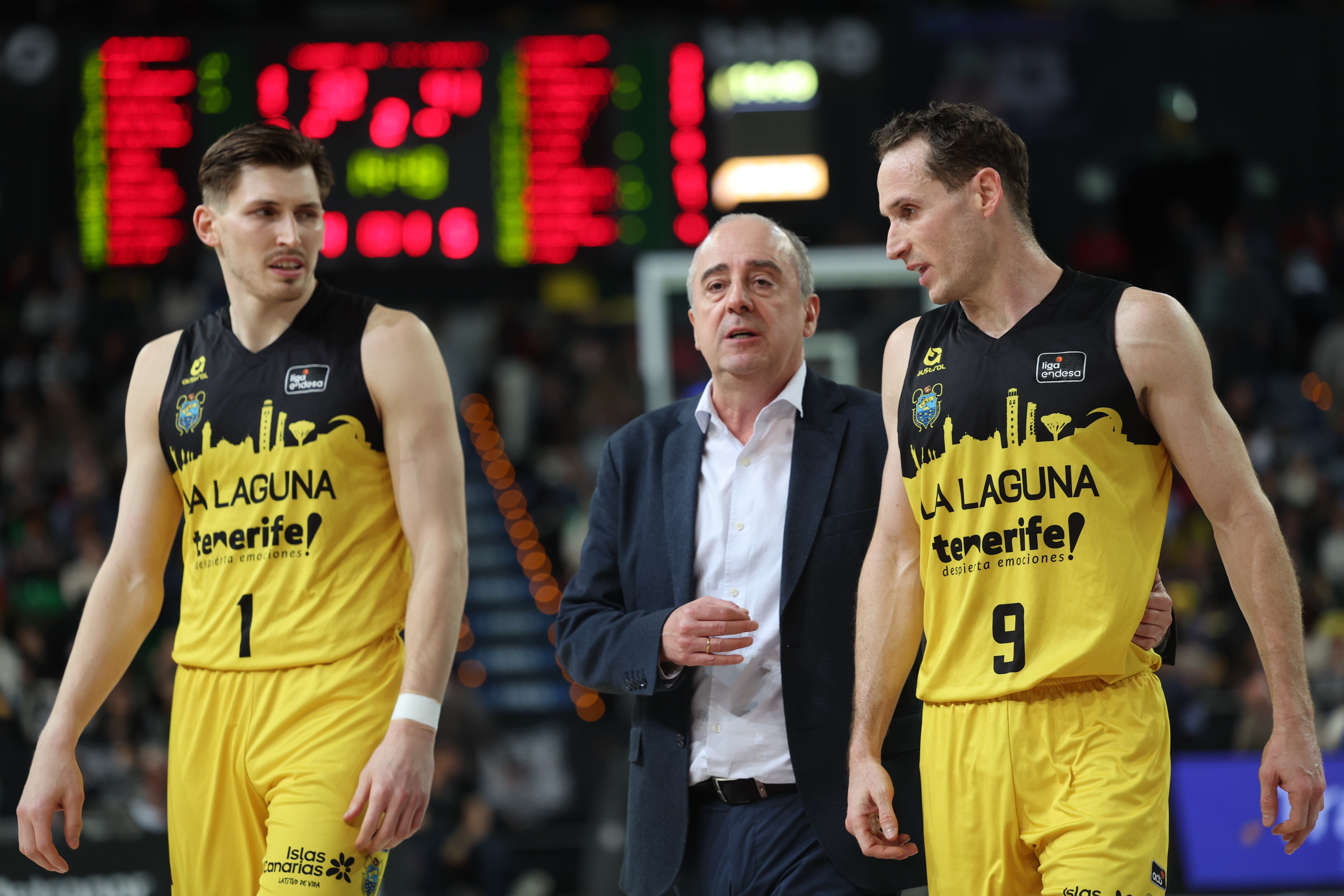 GRAFCAV4873. BILBAO, 16/03/2025.--El jugador mas veterano del liga y jugador del Canarias, el brasileño, Marcelinho Huertas, (d) junto a su entrenador Txus Vidorreta, y el jugador Kramer, (i) durante el partido entre el Bilbao Basket- Canarias celebrado en BilbaoArena. EFE/Luis Tejido
