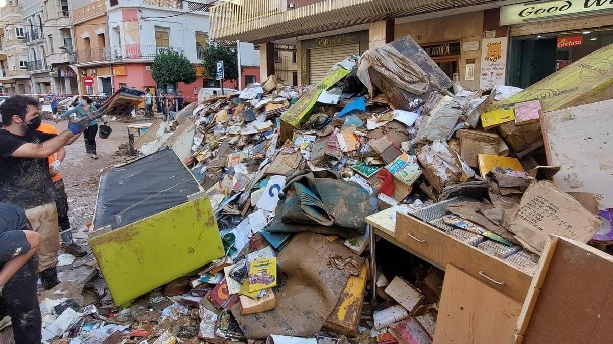 El Raval, un barrio humilde que todavía muestra las señales de la tragedia