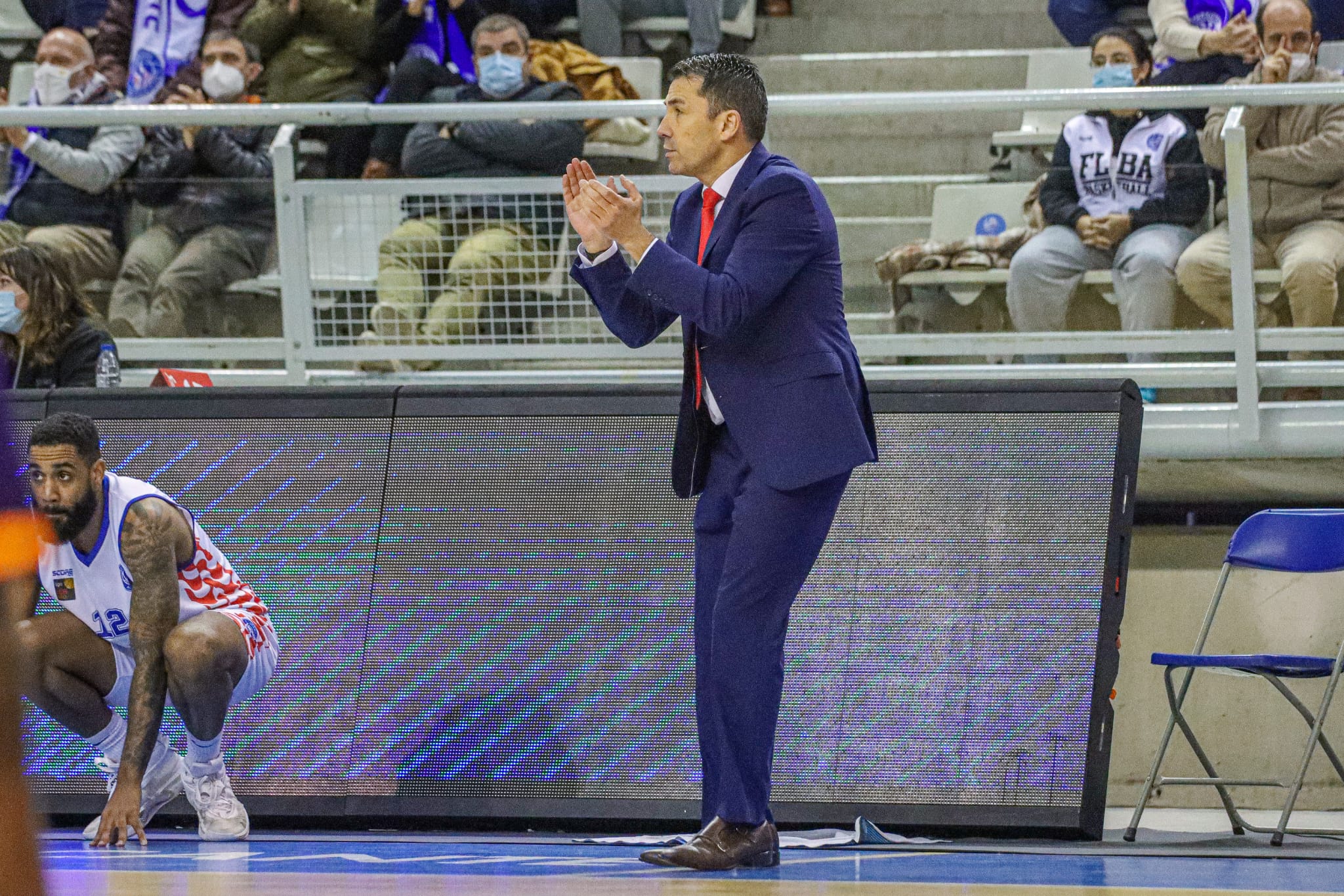 Gonzalo García de Vitoria, técnico del HLA Alicante y Gerel Simmons