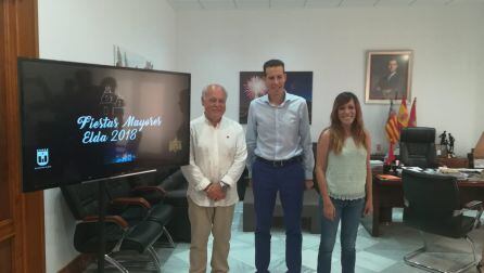 Ramón González, presidente de la Cofradía de los Santos Patronos, junto a Rubén Alfaro, alcalde de Elda, y Laura Rizo, concejala de Fiestas