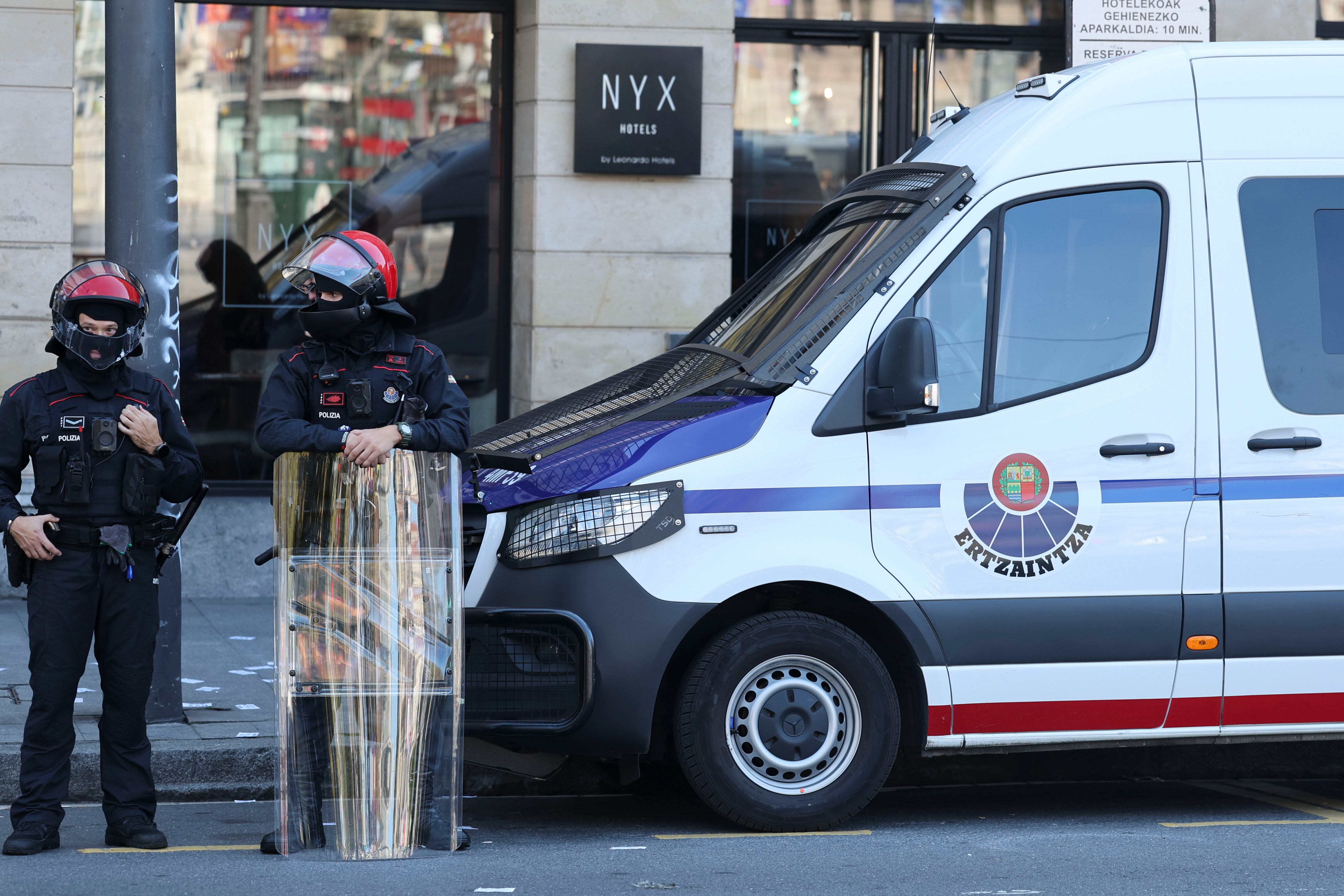 Agentes de la Ertzaintza protegen un hotel con capital Israelí durante la manifestación que ha recorrido este miércoles las calles de Bilbao. EFE