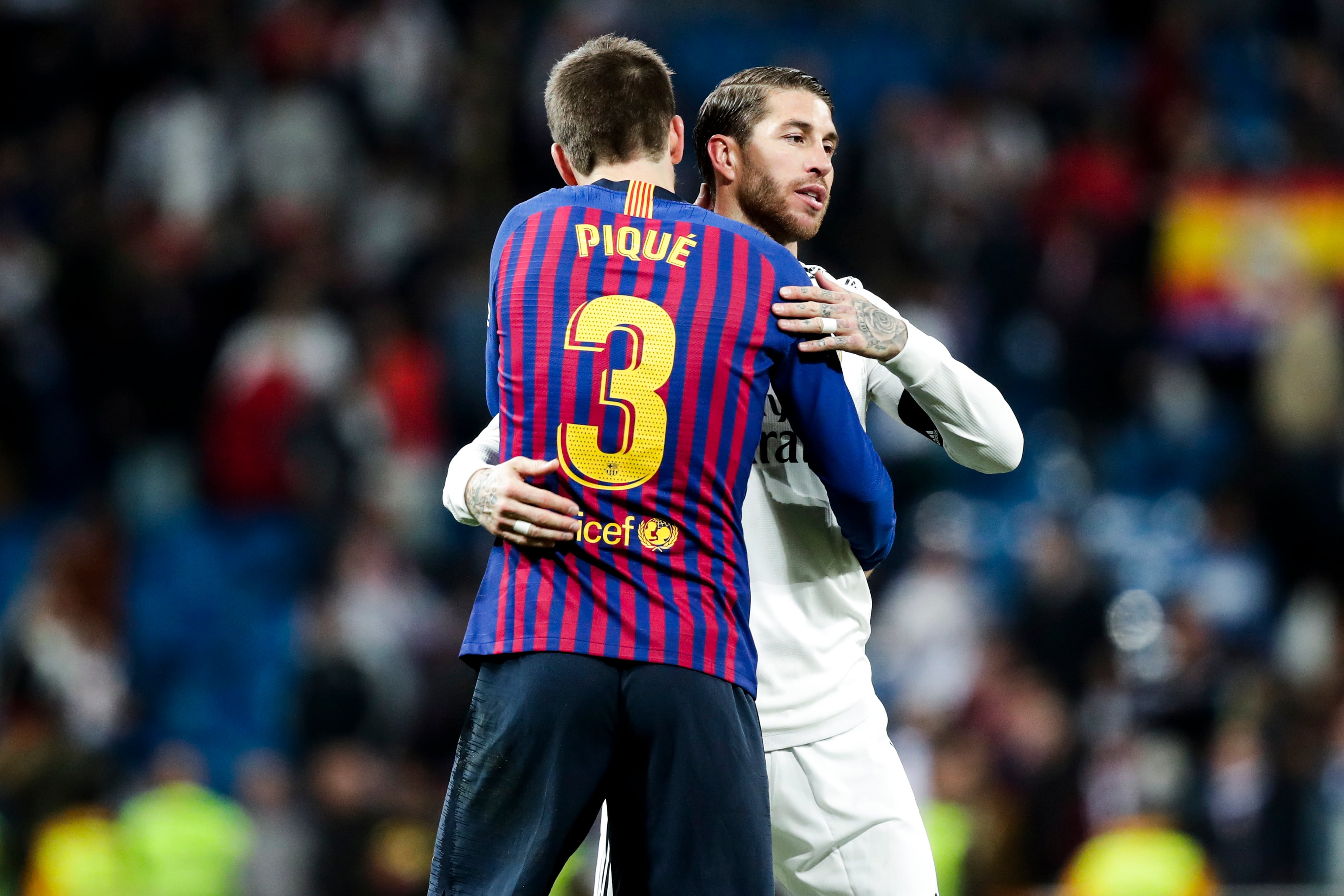 Gerard Piqué y Sergio Ramos saludándose en el último Clásico de Copa del Rey hasta la fecha.