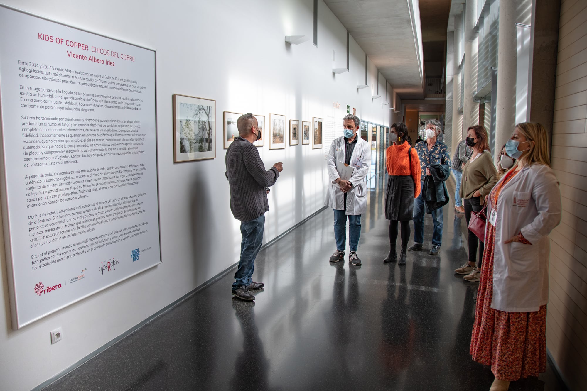 Momento de  la inauguración de la exposición &#039;Kids of Copper&#039;, de Vicente Albero, en la Sala CuidArt del Hospital de Dénia.