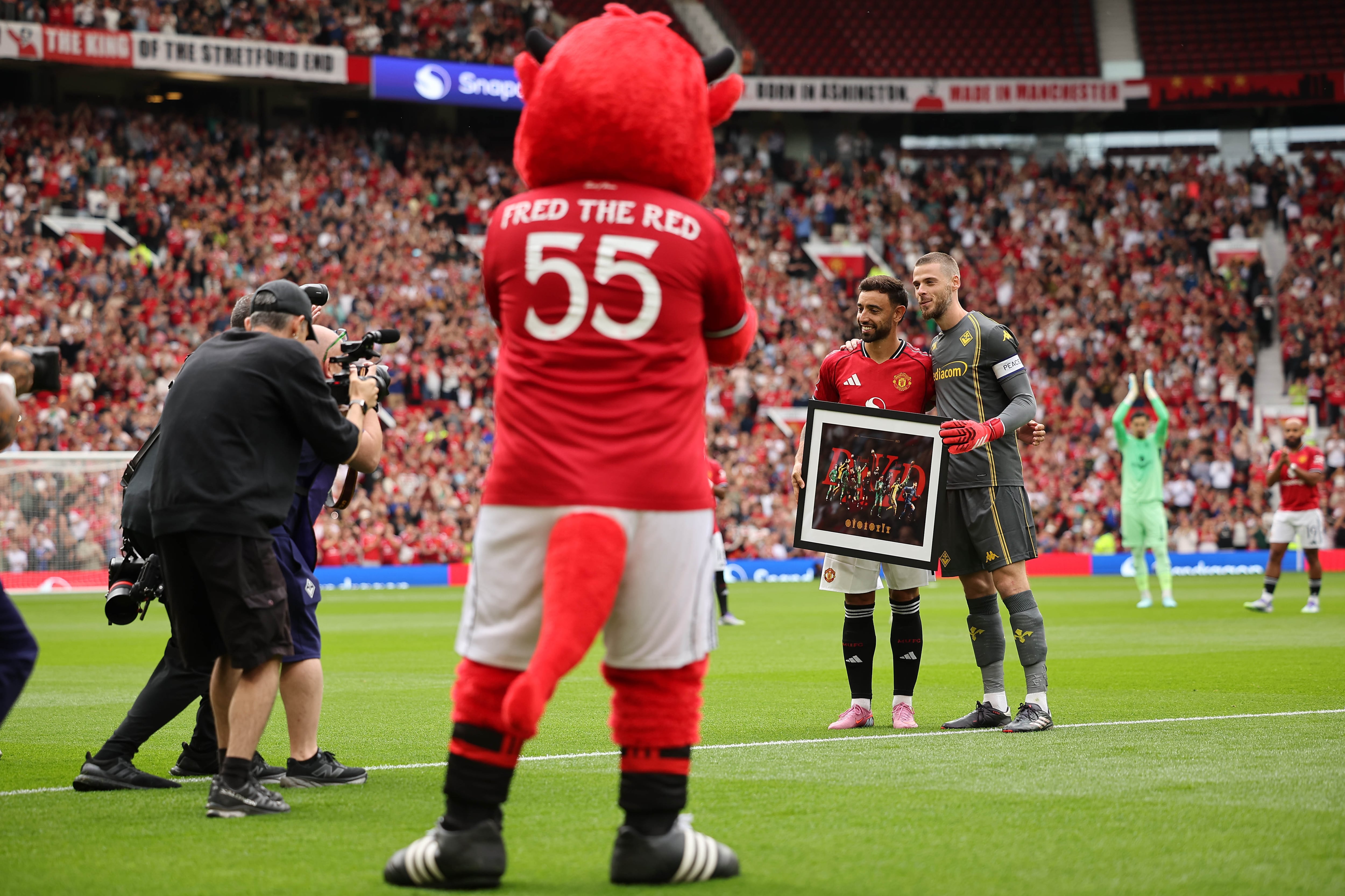 El Manchester United rinde homenaje a David de Gea en su regreso a Old Trafford