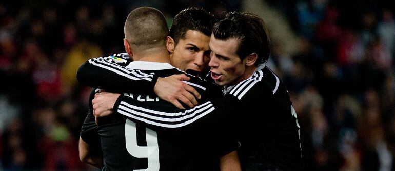 La BBC (Bale, Benzema y Cristiano Ronaldo) celebran los goles conseguidos en la victoria ante el Almería.