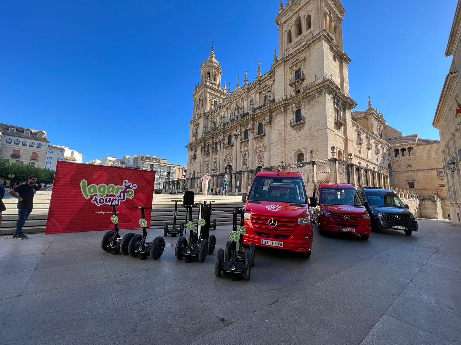 Autobuses y segway de Lagarto Tours en la plaza de Santa María de Jaén.