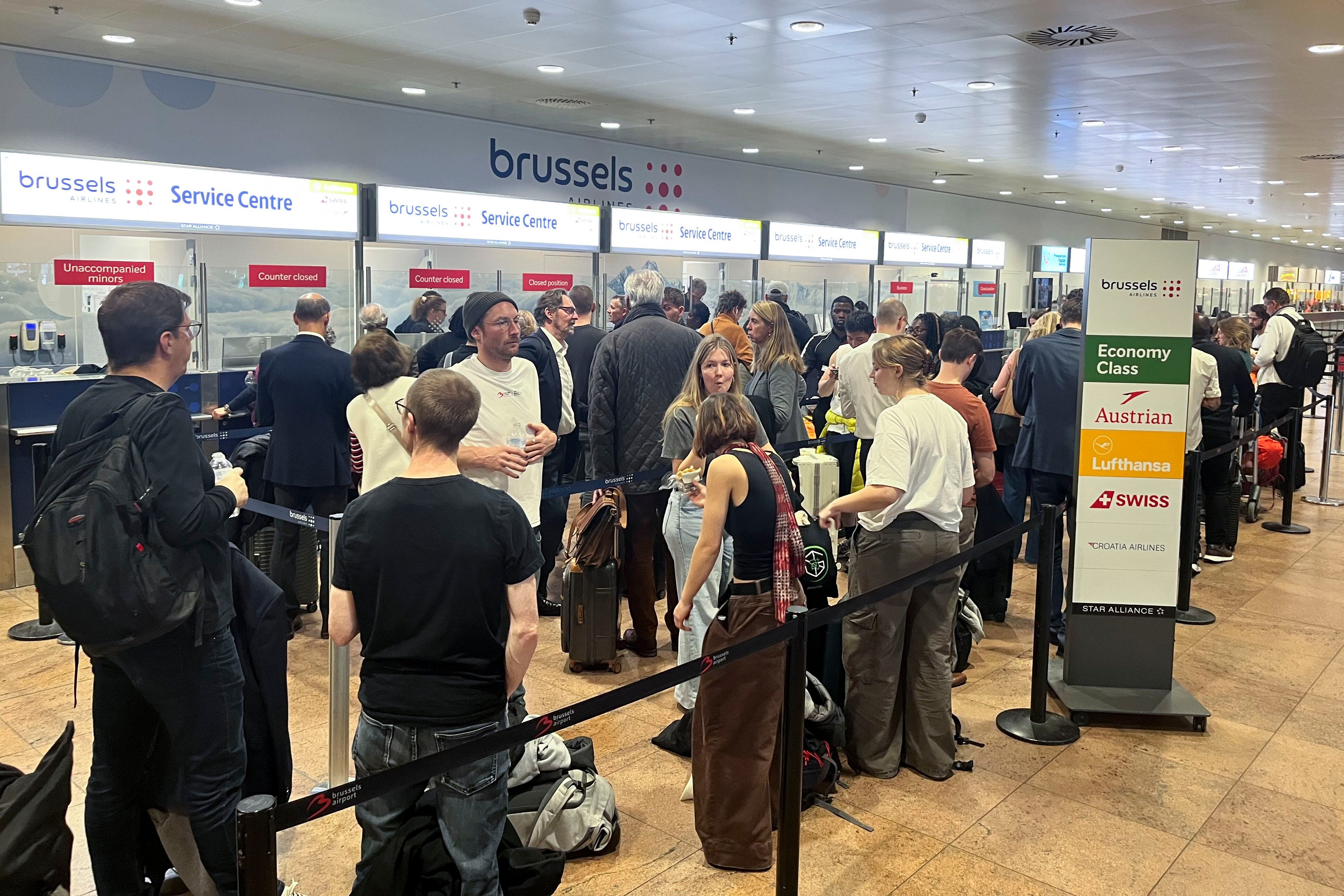 Foto de archivo de las largas colas formadas en los mostradores del aeropuerto de Bruselas el pasado martes