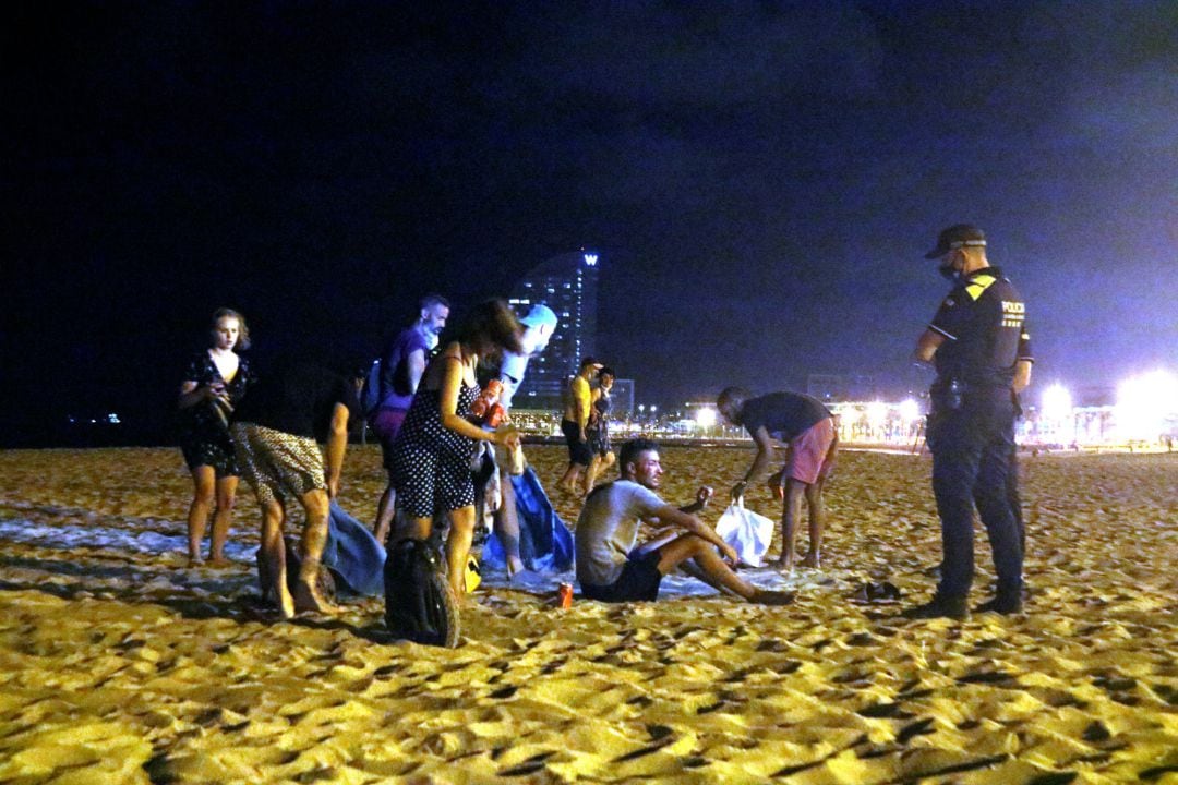 La policía paraliza un botellón en la playa de la Barceloneta de Barcelona