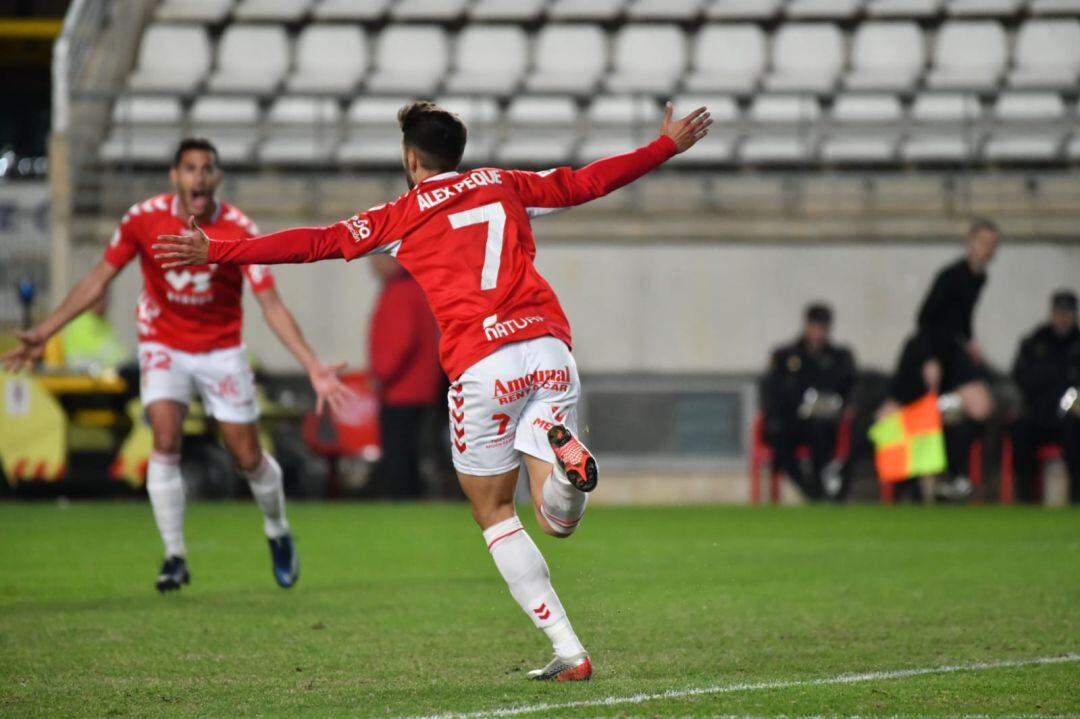 Álex Peque celebra un gol con el Real Murcia