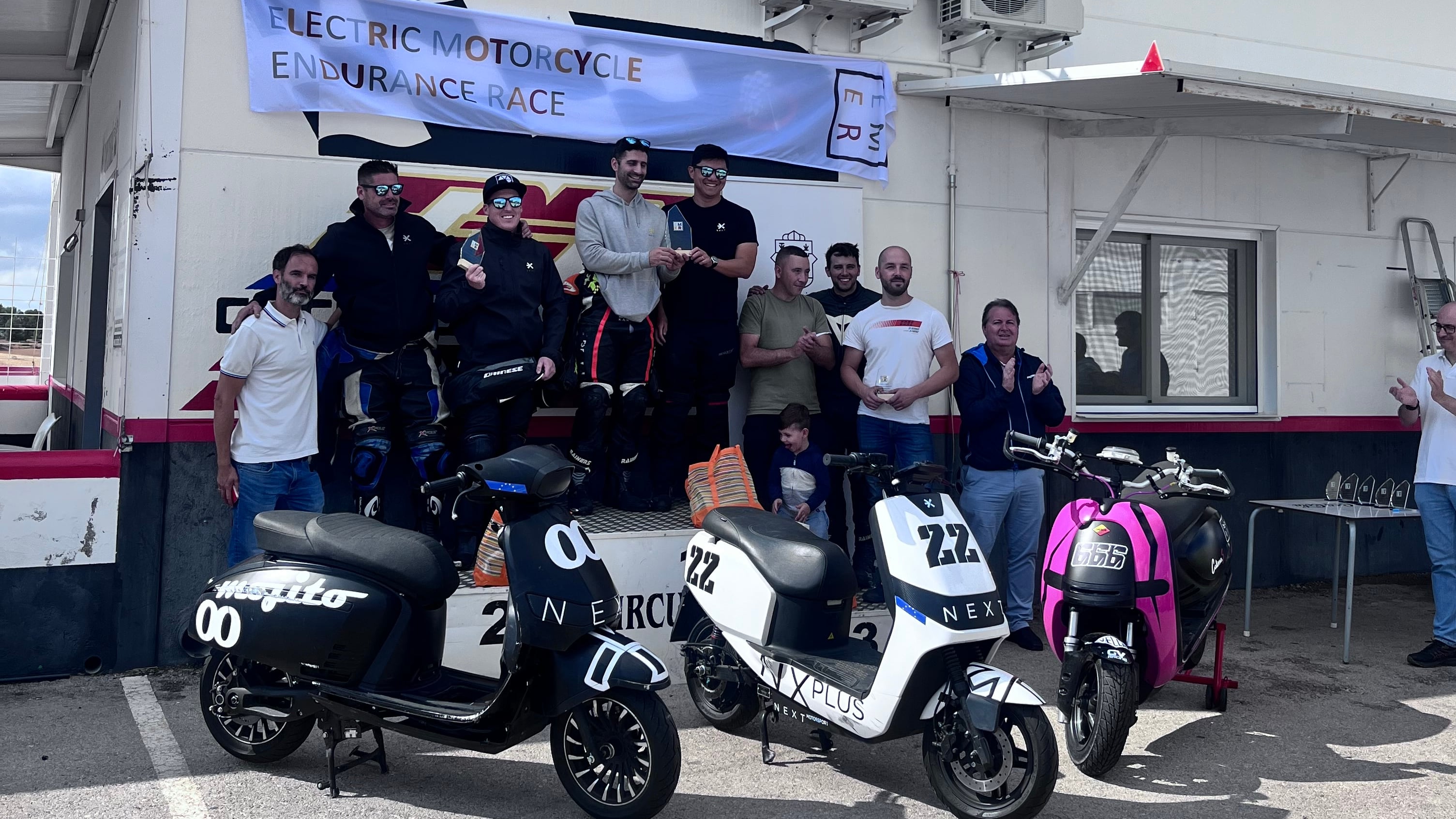 NEXT ha obtenido una doble victoria este pasado viernes en la primera carrera de motos eléctricas en categoría B