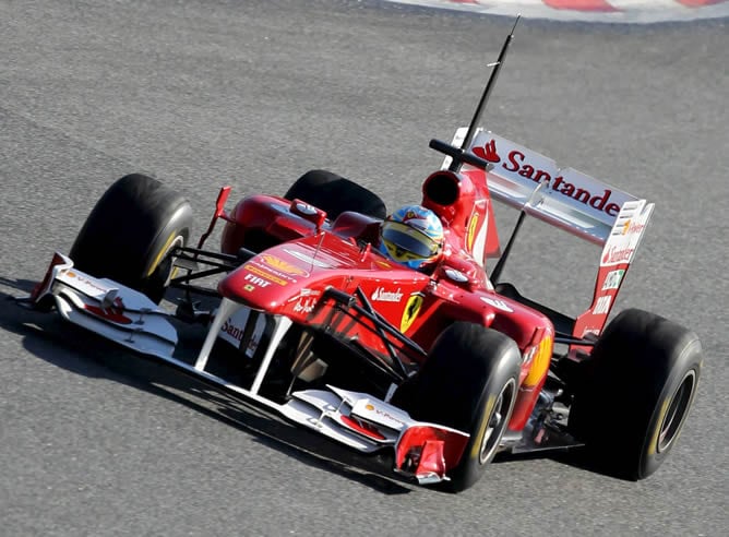 El piloto español de Ferrari, Fernado Alonso, conduce el F150th Italia, durante los entrenamientos de pretemporada de Fórmula Uno