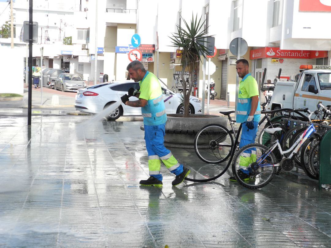 Trabajadores del servicio de limpieza de Sant Antoni