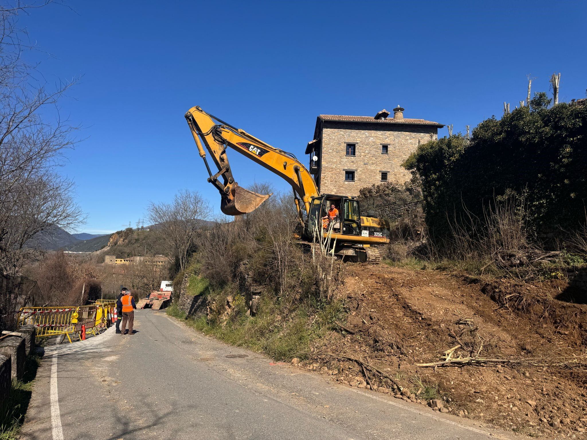 Comienzo de los trabajos en el acceso al casco histórico de Aínsa. Foto: DPH