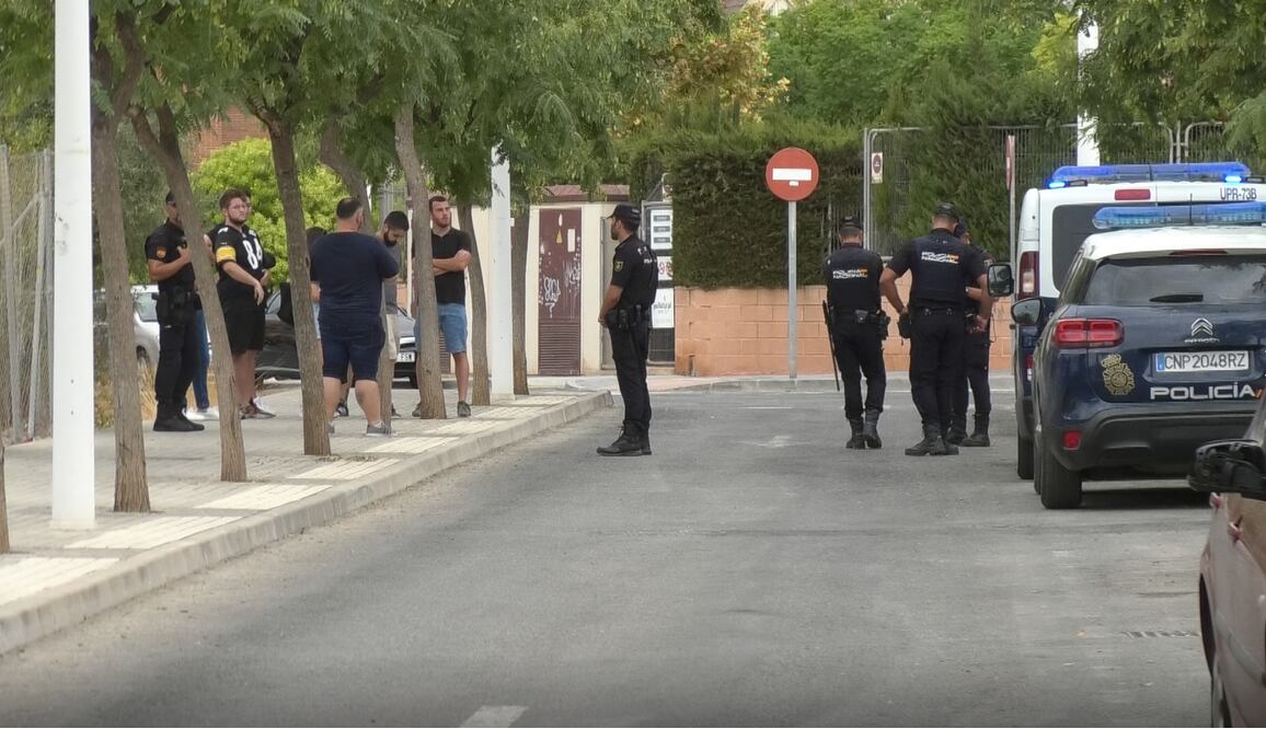 Agentes de la Policía Nacional hablan con algunos aficionados que accedieron al recinto