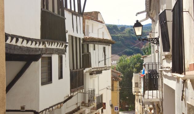 Viviendas típicas serranas en el pueblo conquense de Mira.