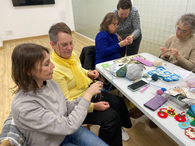 Se hacen llamar Croché Solidario, y su labor va mucho más allá de los puntos y las cadenetas: tejen esperanza.