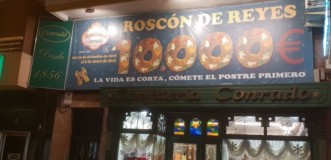 Fachada de entrada a la Confitería con el cartel de 10.000 euros  