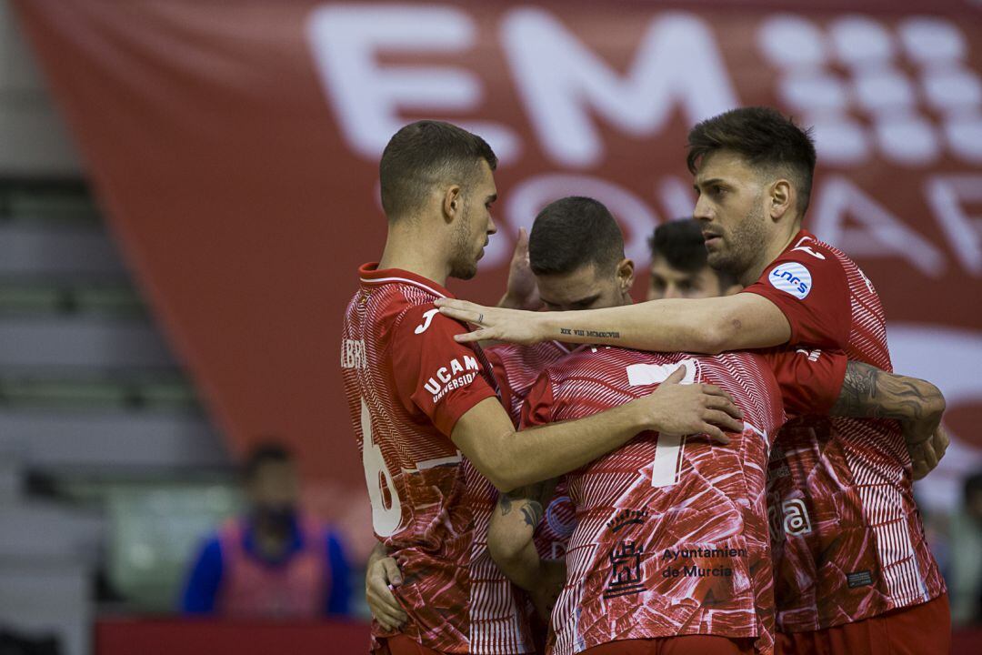 Los jugadores de ElPozo Murcia Costa Cálida celebran un gol