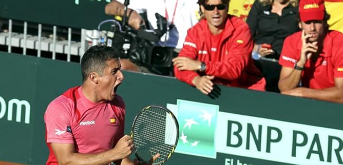 El tenista español Nicolás Almagro festeja un punto en una acción del partido ante el estadounidense John Isler, en el segundo partido de la semifinal de la Copa Davis entre España y Estados Unidos que se disputa el 14 de septiembre de 2012, en Gijón.